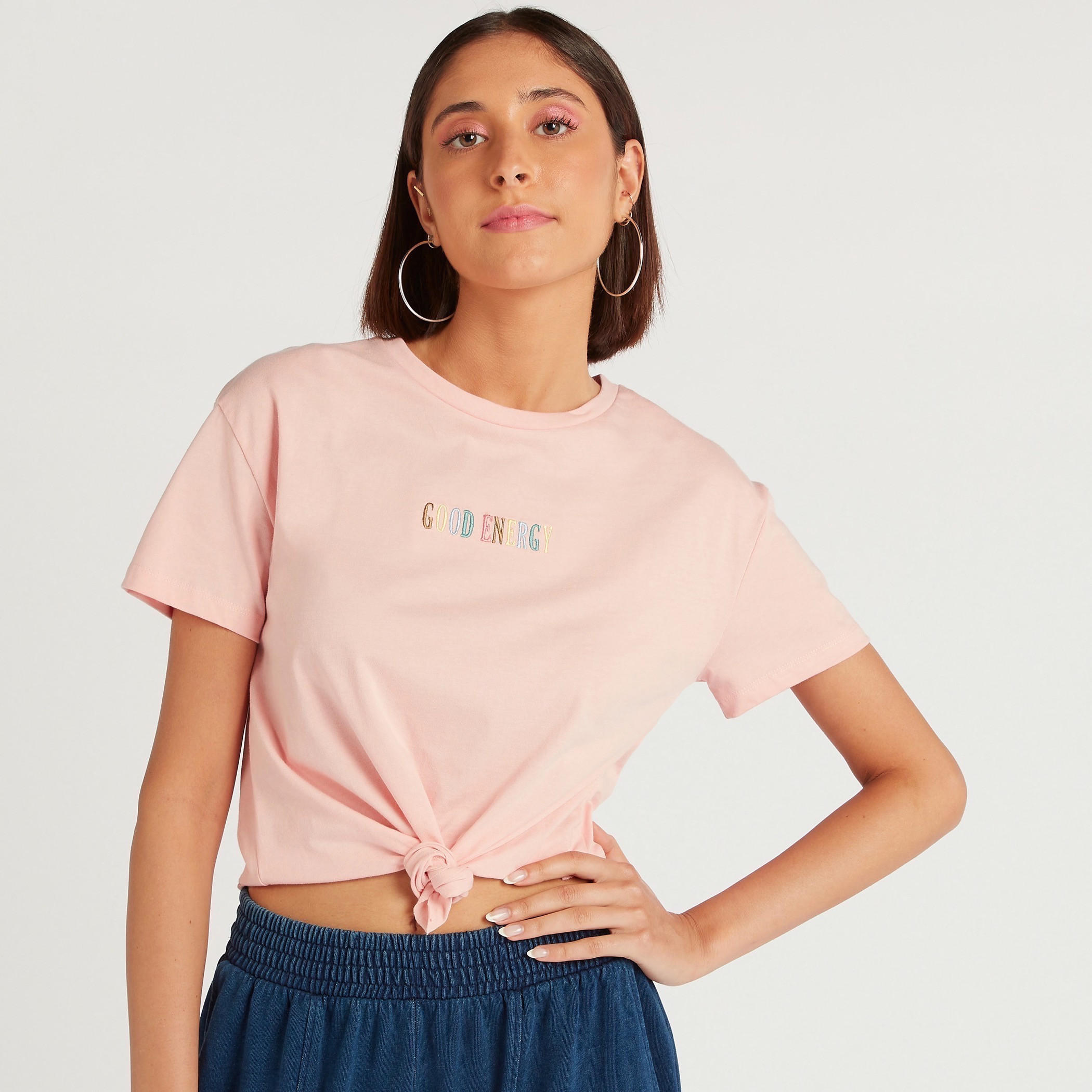تيشيرت بمطرز بياقة ضيّقة وطبعات وتفاصيل عقدة-women-clothing-tshirts-image-1