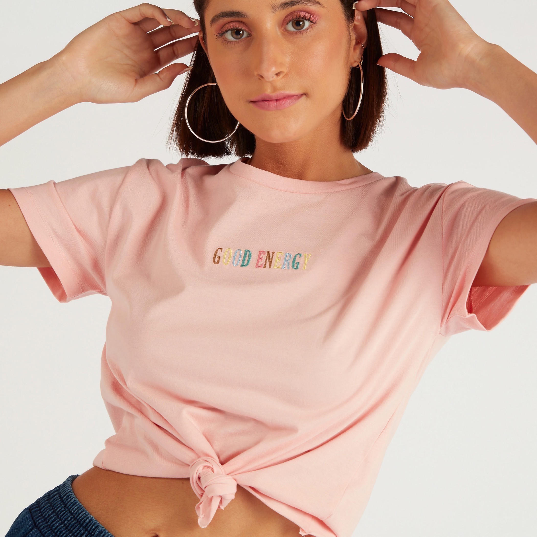 تيشيرت بمطرز بياقة ضيّقة وطبعات وتفاصيل عقدة-women-clothing-tshirts-image-3