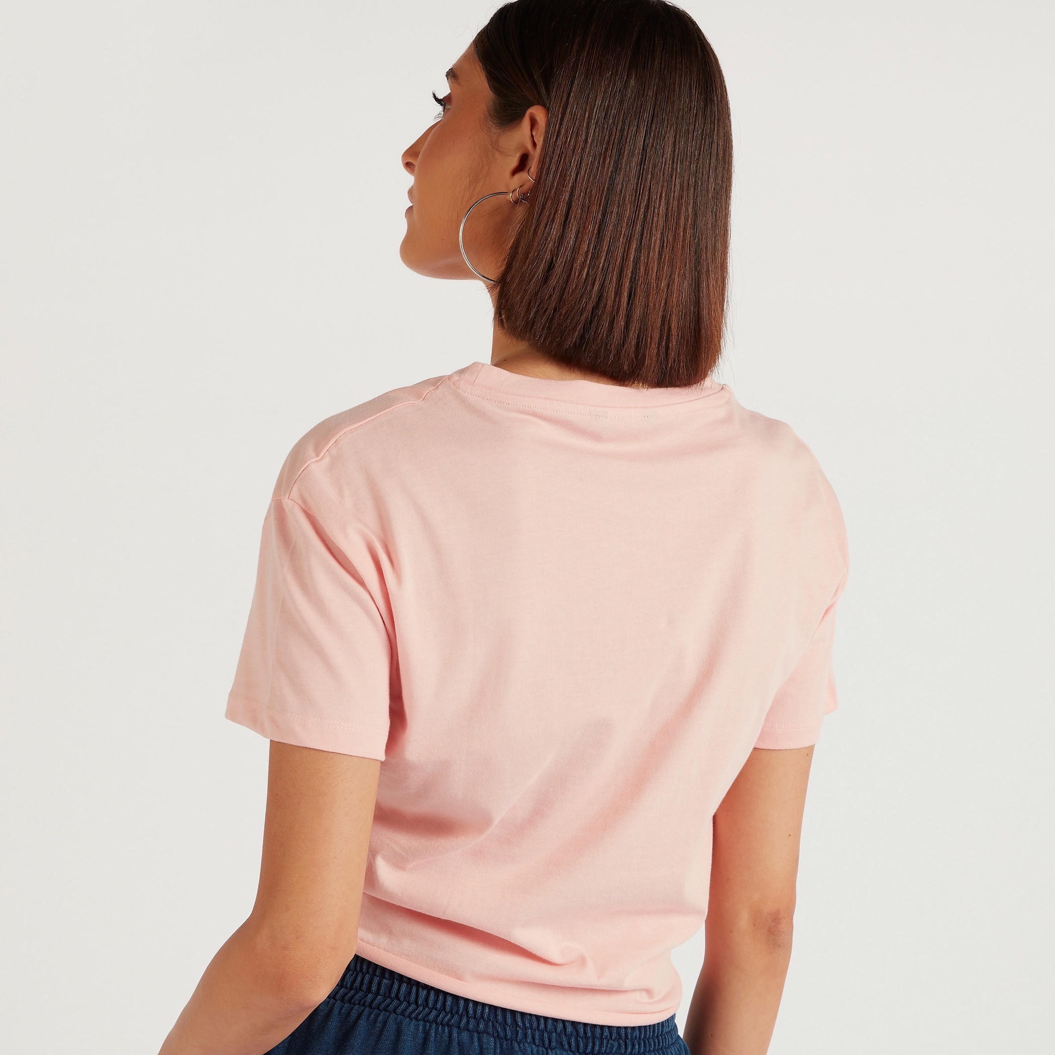 تيشيرت بمطرز بياقة ضيّقة وطبعات وتفاصيل عقدة-women-clothing-tshirts-image-4