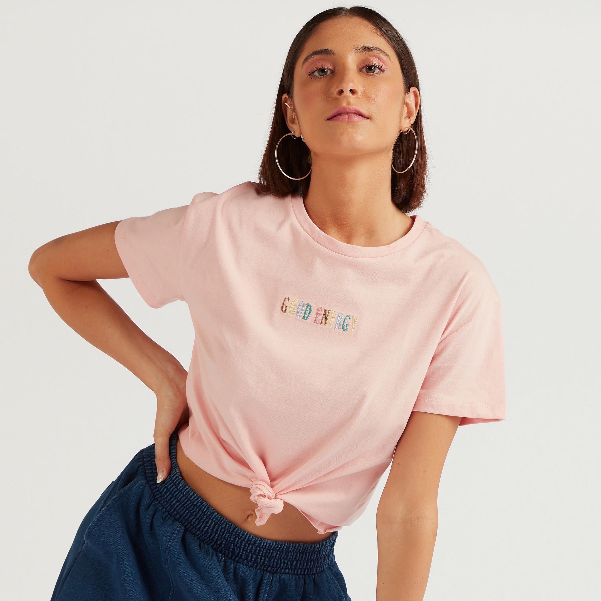 تيشيرت بمطرز بياقة ضيّقة وطبعات وتفاصيل عقدة-women-clothing-tshirts-image-5