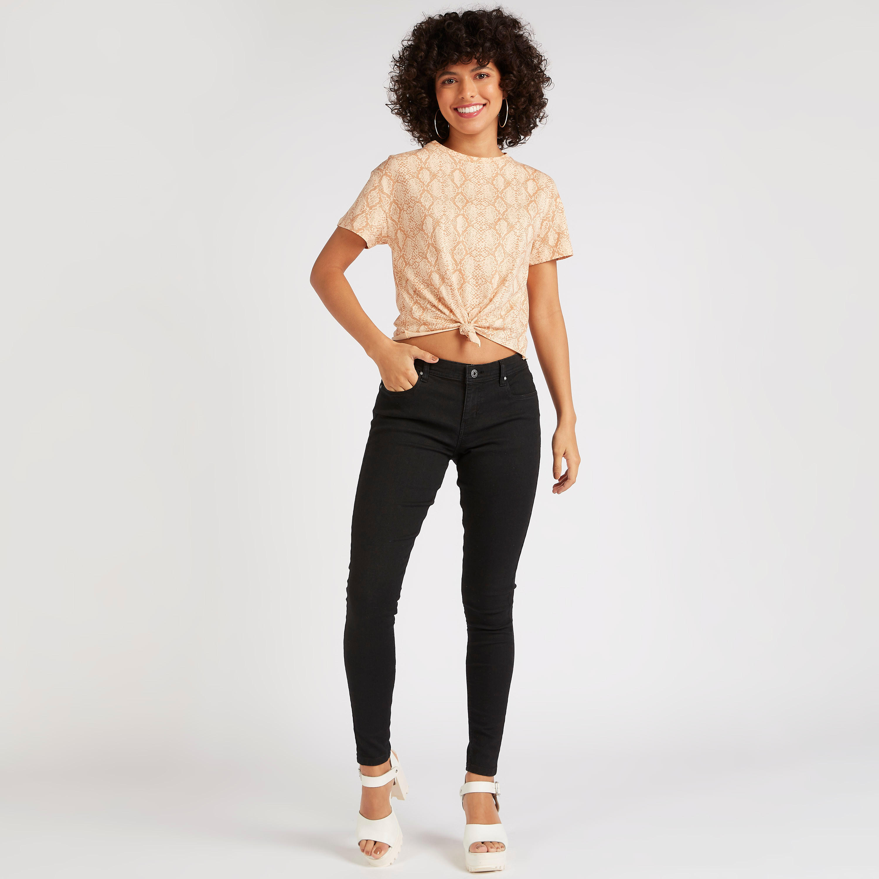 تيشيرت بياقة ضيّقة وطبعات وتفاصيل عقدة-women-clothing-tshirts-image-2