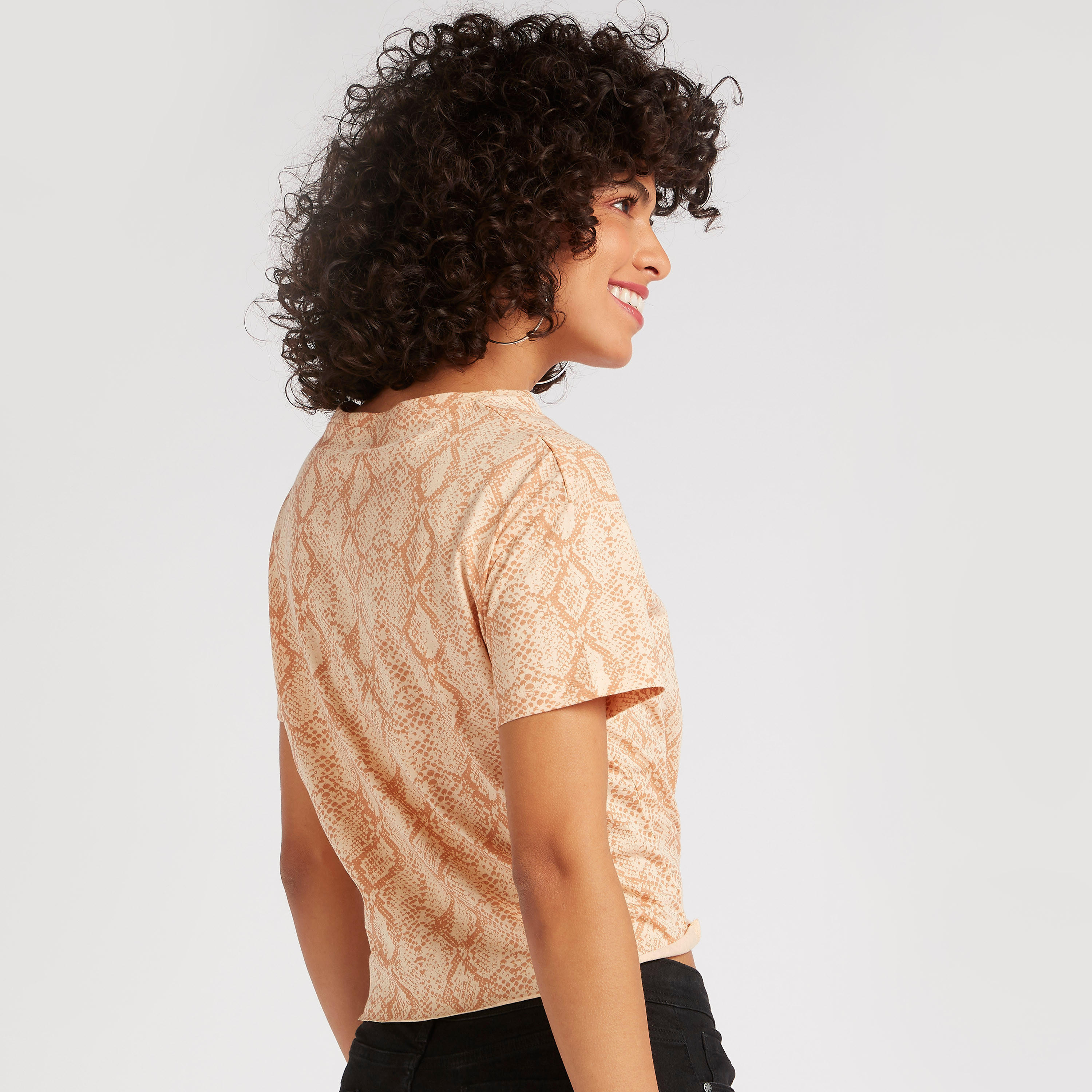 تيشيرت بياقة ضيّقة وطبعات وتفاصيل عقدة-women-clothing-tshirts-image-4