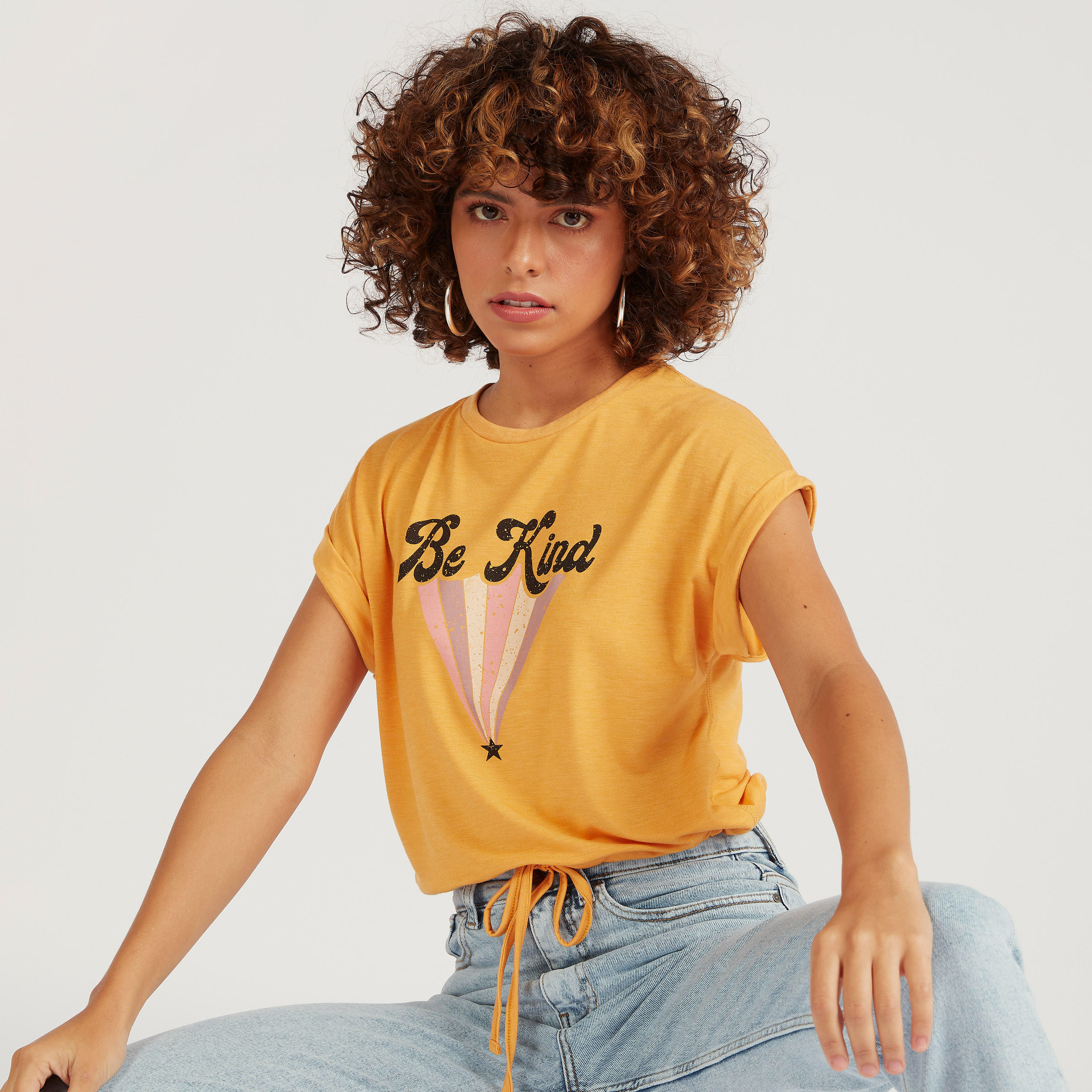 تيشيرت بياقة ضيّقة وأكمام كاب وطبعات-women-clothing-tshirts-image-5