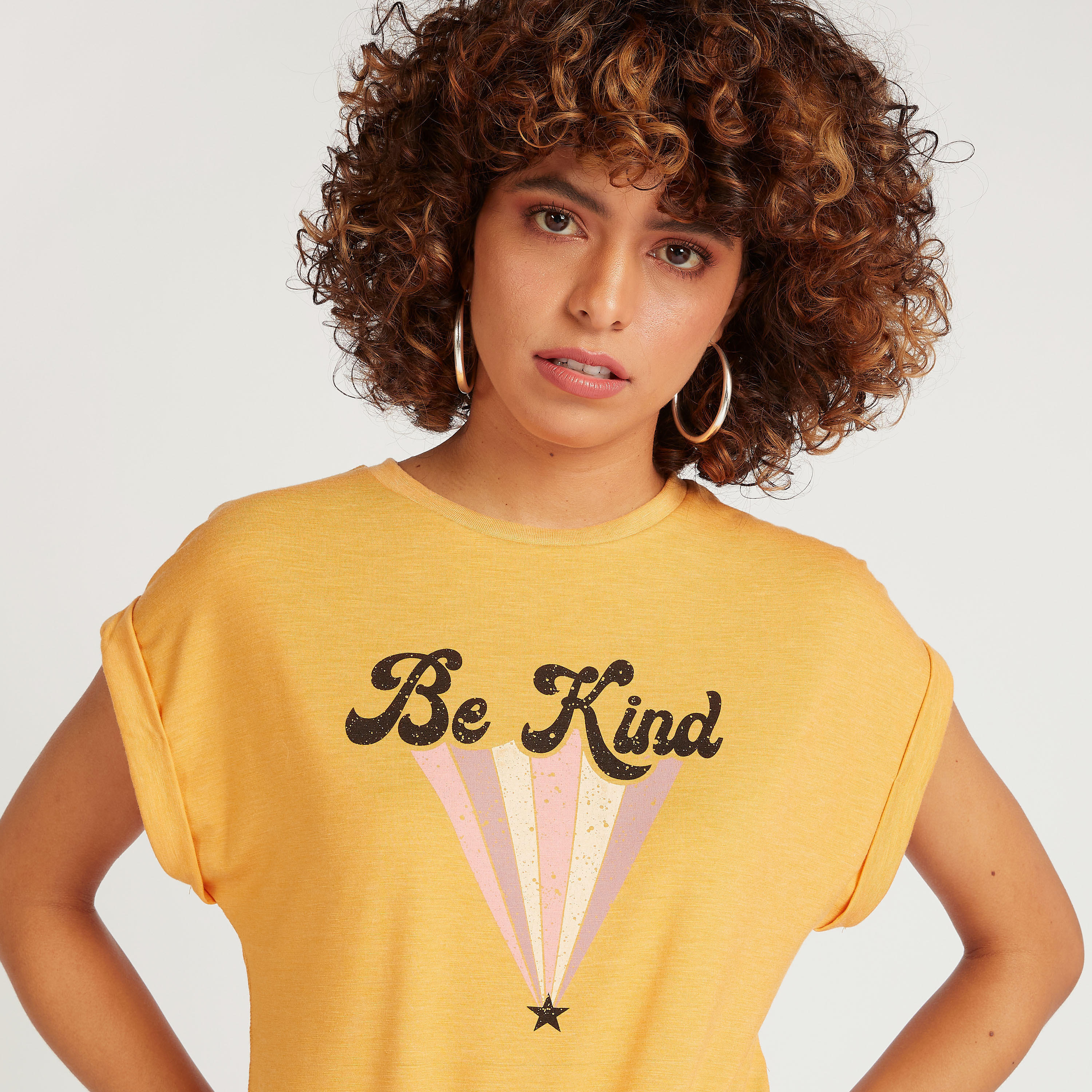 تيشيرت بياقة ضيّقة وأكمام كاب وطبعات-women-clothing-tshirts-image-3