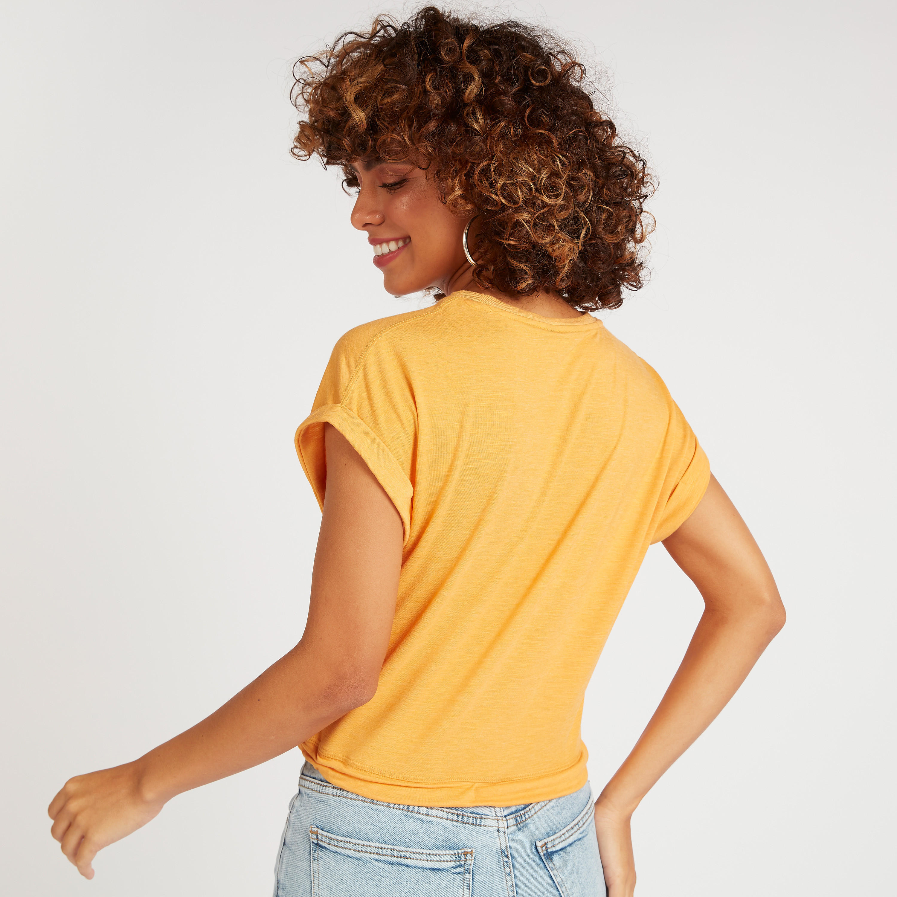 تيشيرت بياقة ضيّقة وأكمام كاب وطبعات-women-clothing-tshirts-image-2