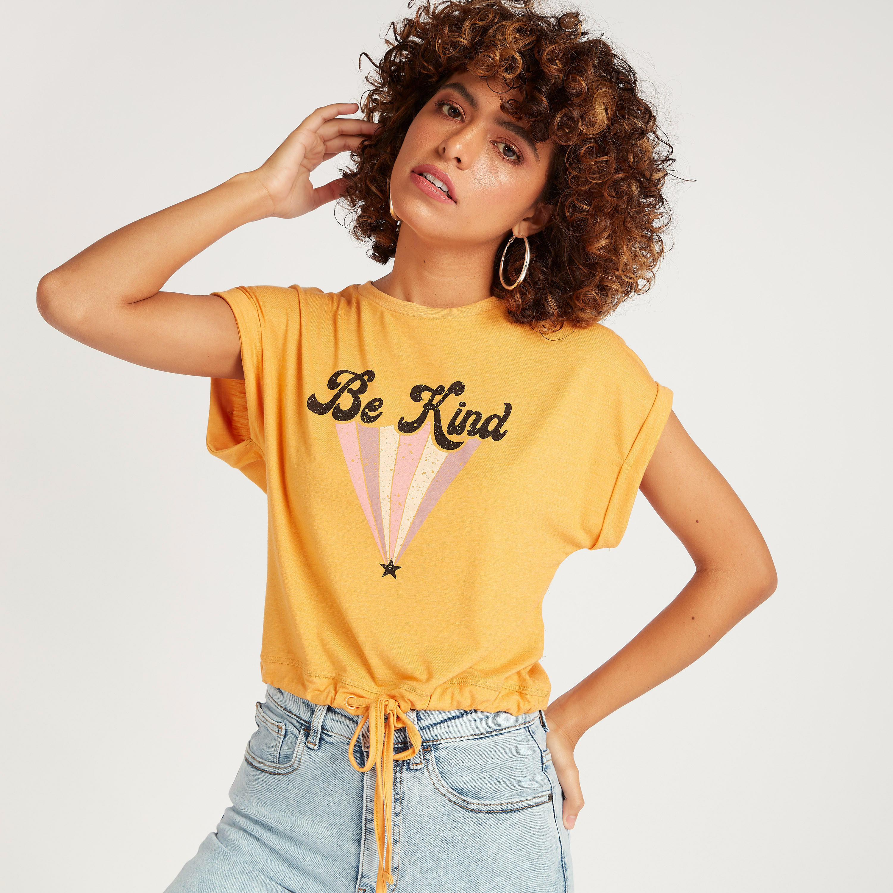 تيشيرت بياقة ضيّقة وأكمام كاب وطبعات-women-clothing-tshirts-image-1