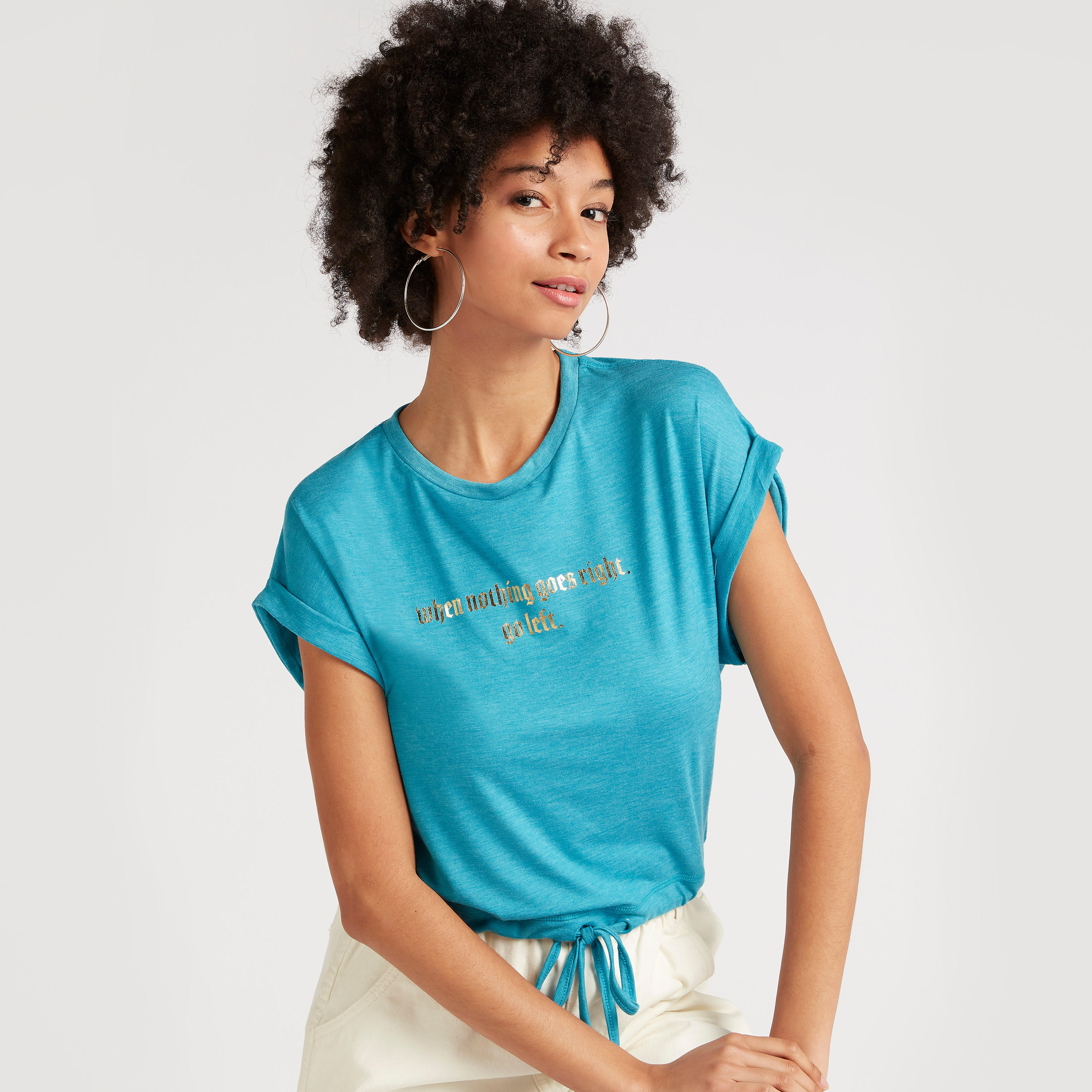 تيشيرت بأكمام كاب وأطراف برباط وطبعات شعار-women-clothing-tshirts-image-5