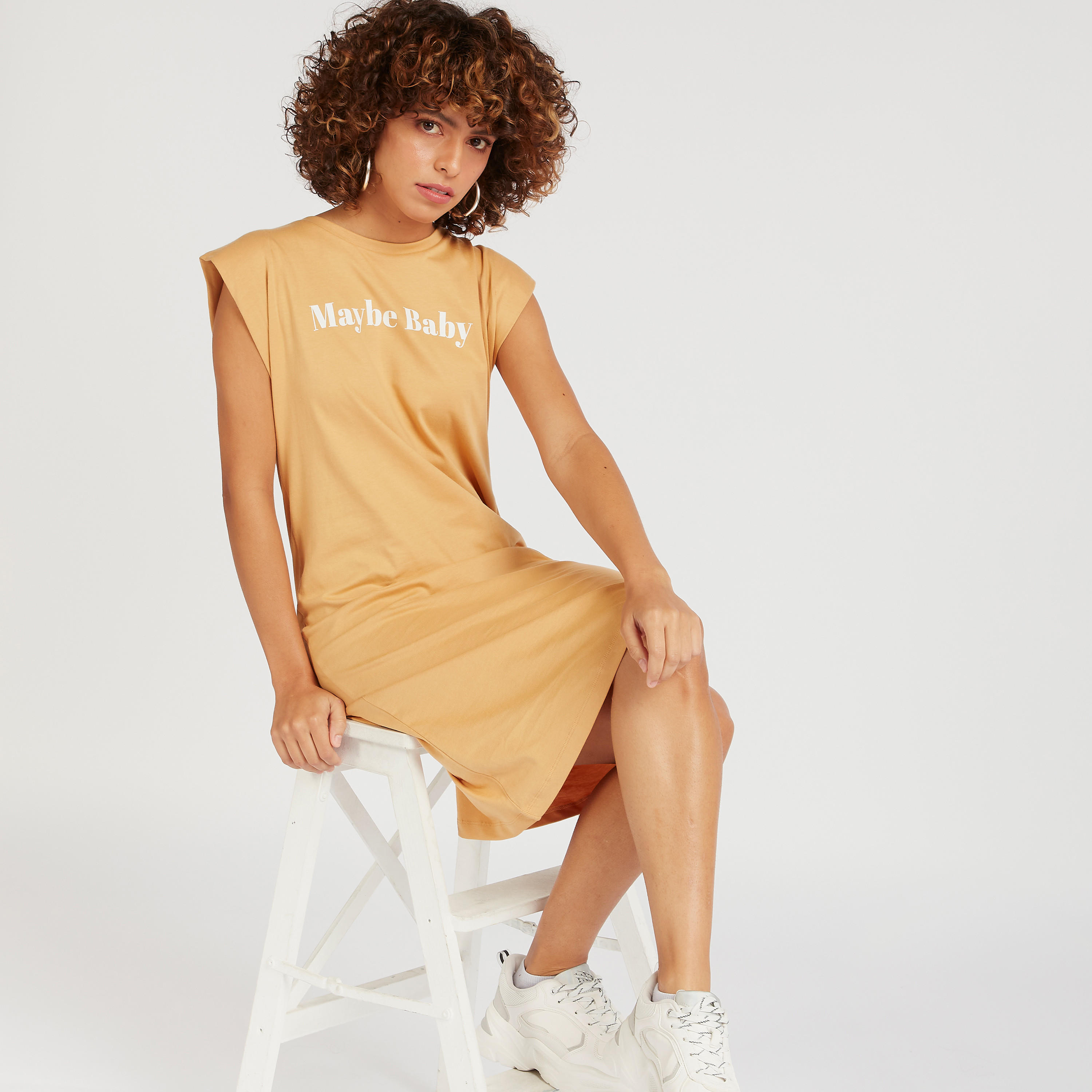 فستان تيشيرت متوسط الطول بياقة مستديرة وطبعات وأكمام كاب-women-clothing-dresses-image-1