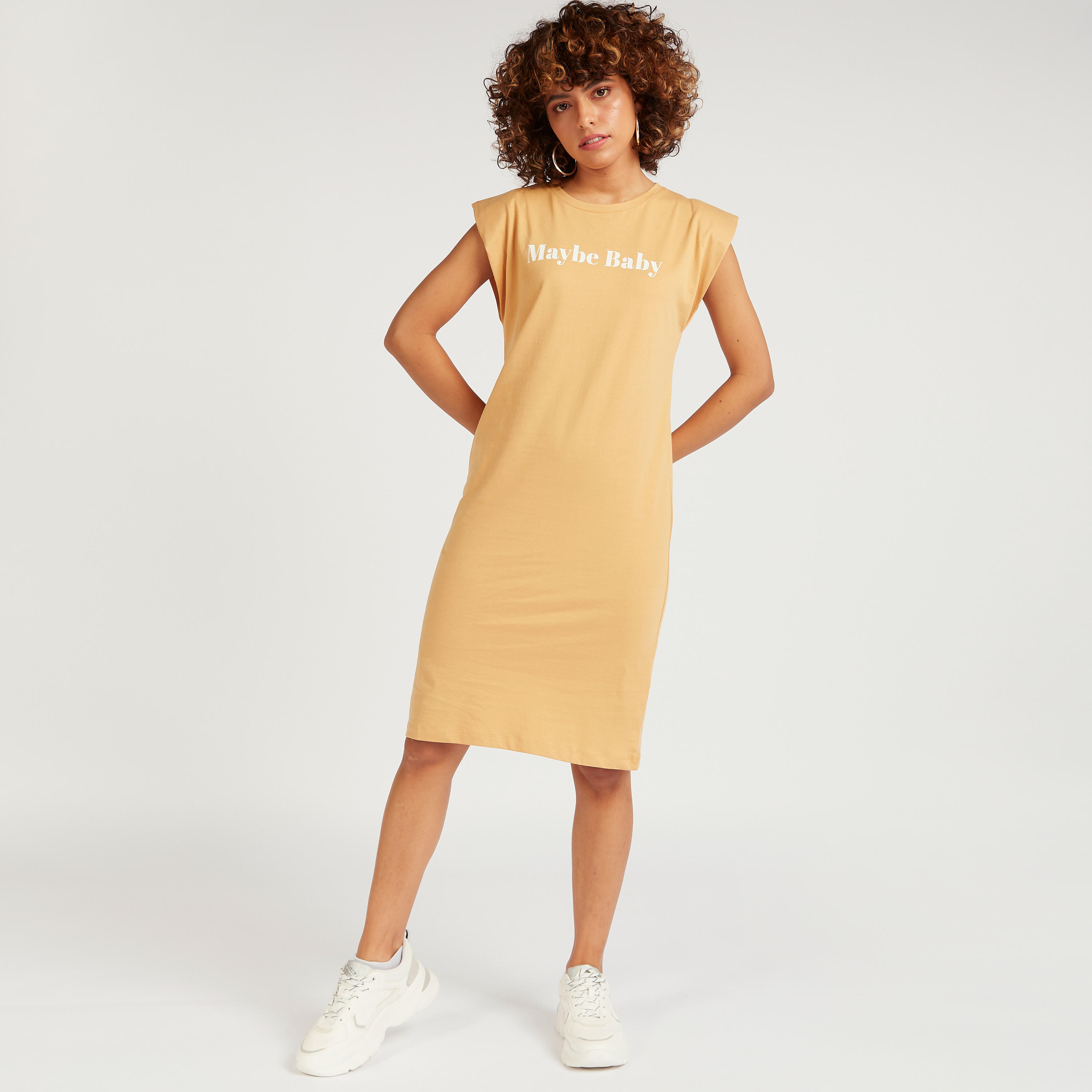 فستان تيشيرت متوسط الطول بياقة مستديرة وطبعات وأكمام كاب-women-clothing-dresses-image-2