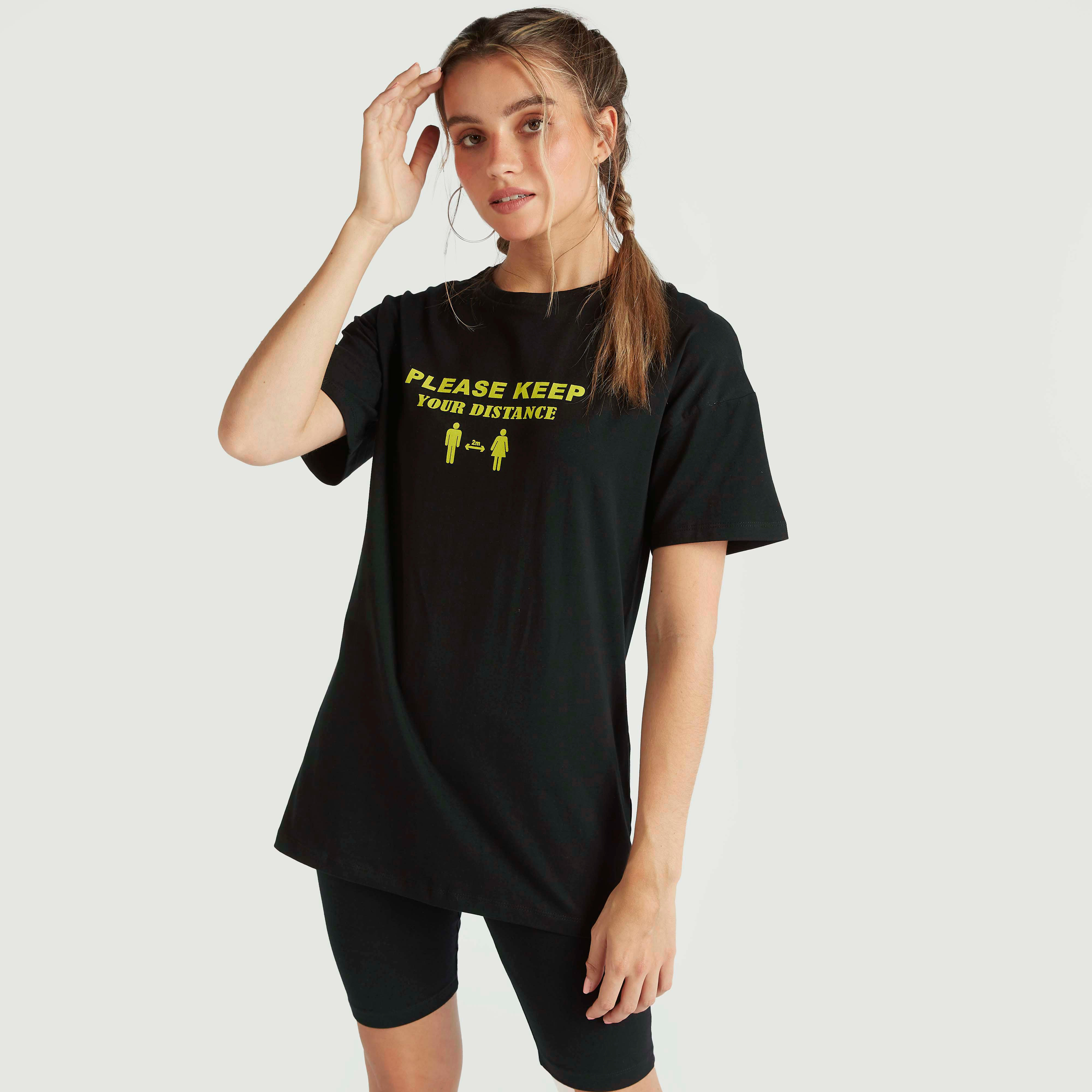 تيشيرت طويل بطبعات شعار وياقة ضيّقة وأكمام قصيرة-women-clothing-tshirts-image-1