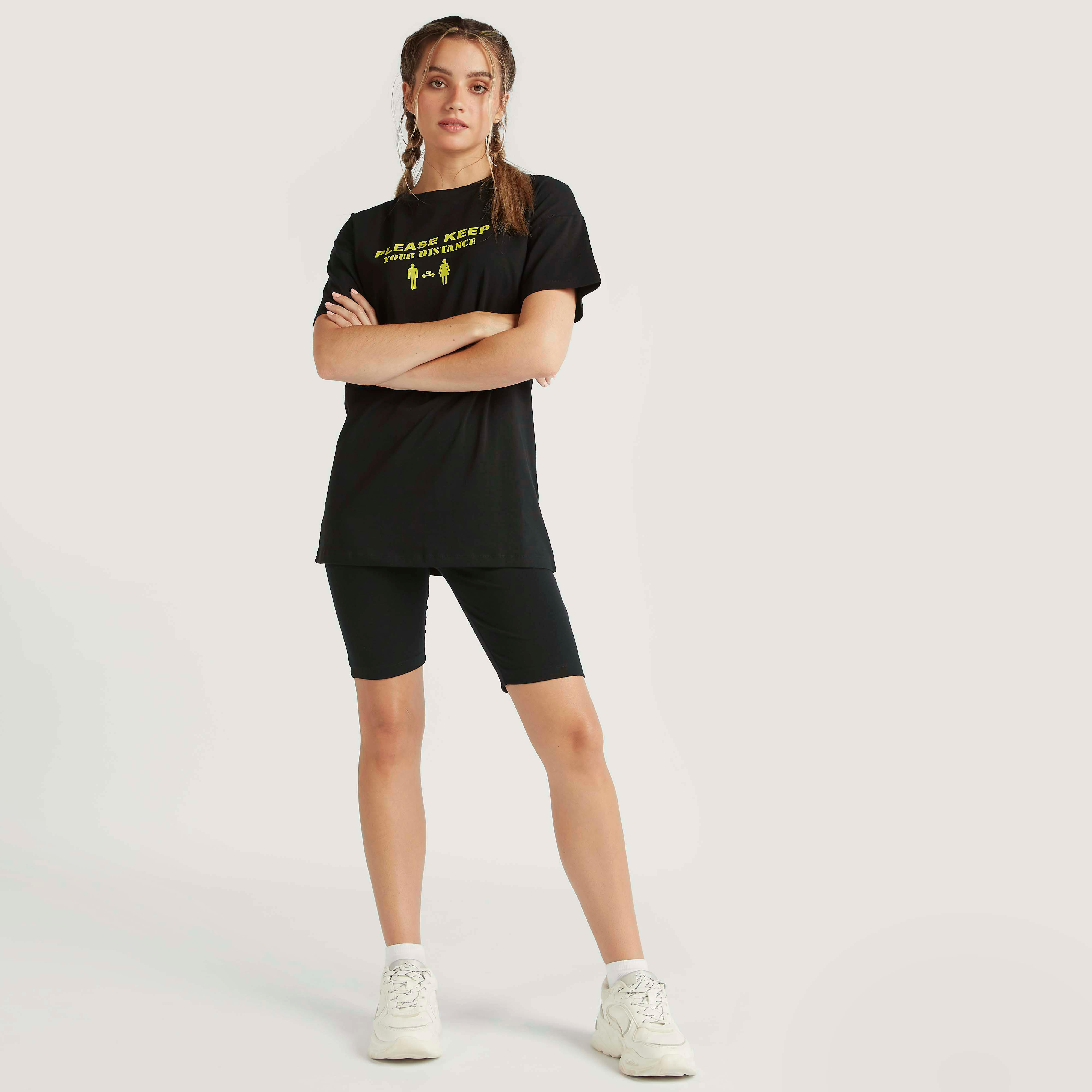 تيشيرت طويل بطبعات شعار وياقة ضيّقة وأكمام قصيرة-women-clothing-tshirts-image-2