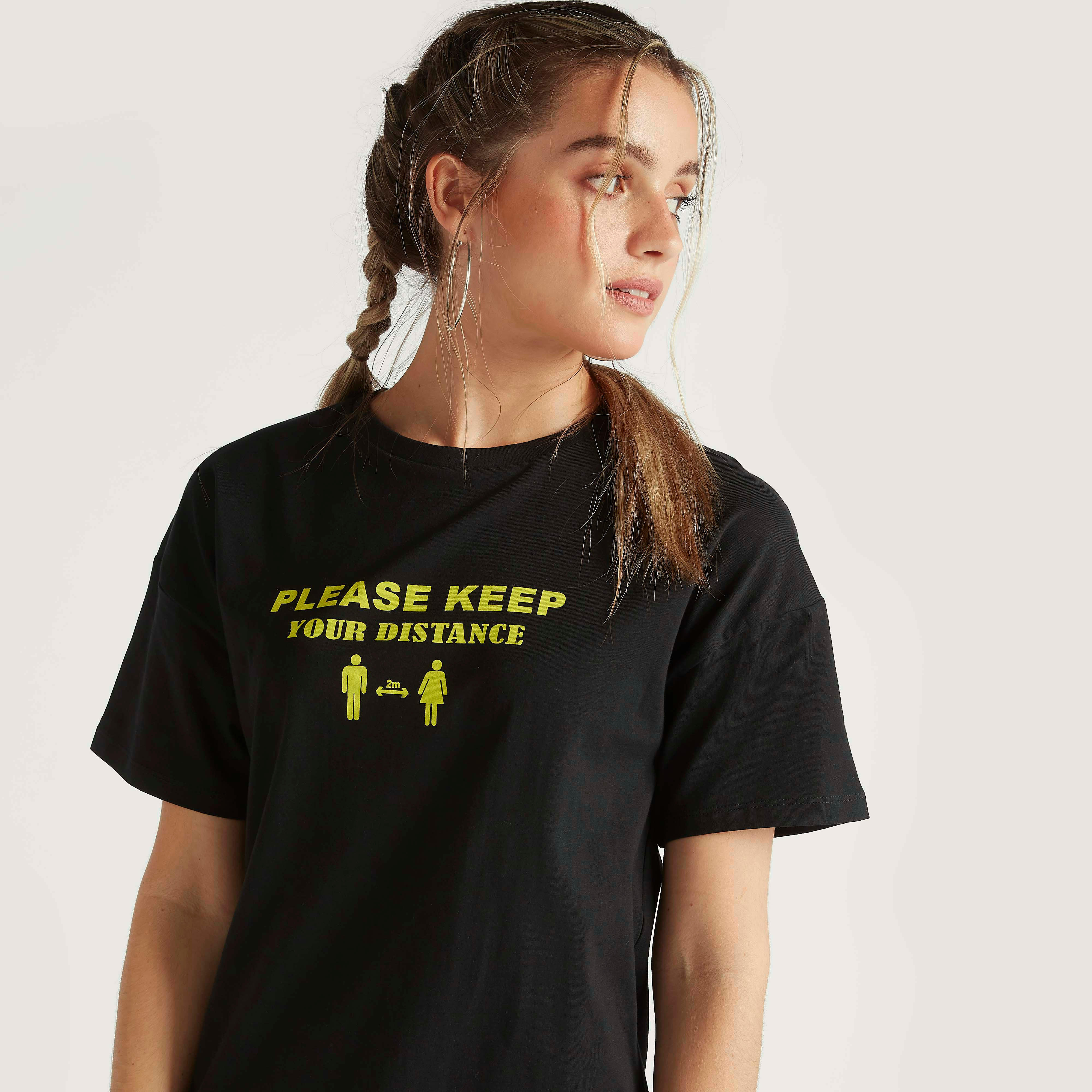 تيشيرت طويل بطبعات شعار وياقة ضيّقة وأكمام قصيرة-women-clothing-tshirts-image-3