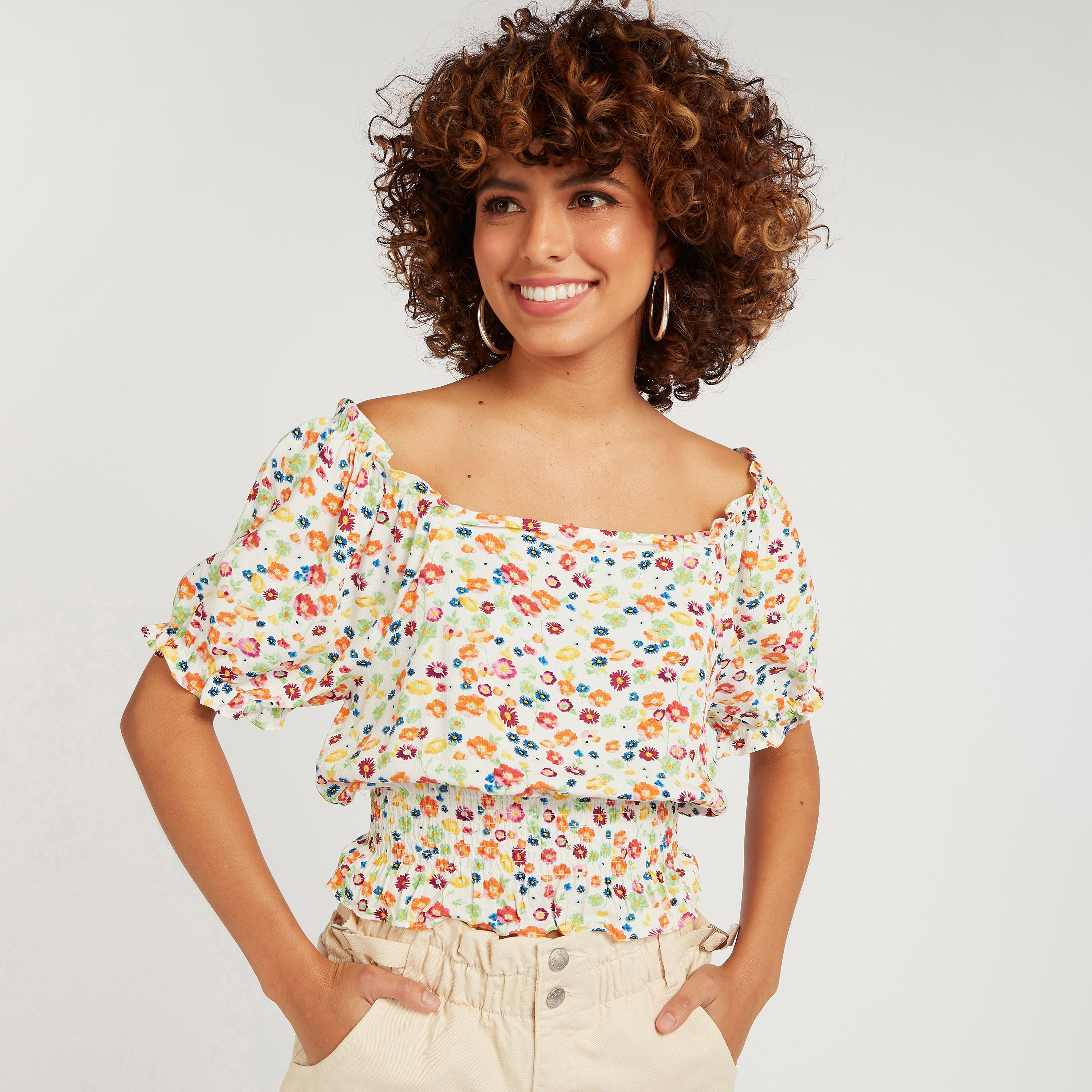 بلوزة قصيرة بياقة قارب ودرزات وطبعات زهرية-women-clothing-shirtsandblouses-blouses-image-1