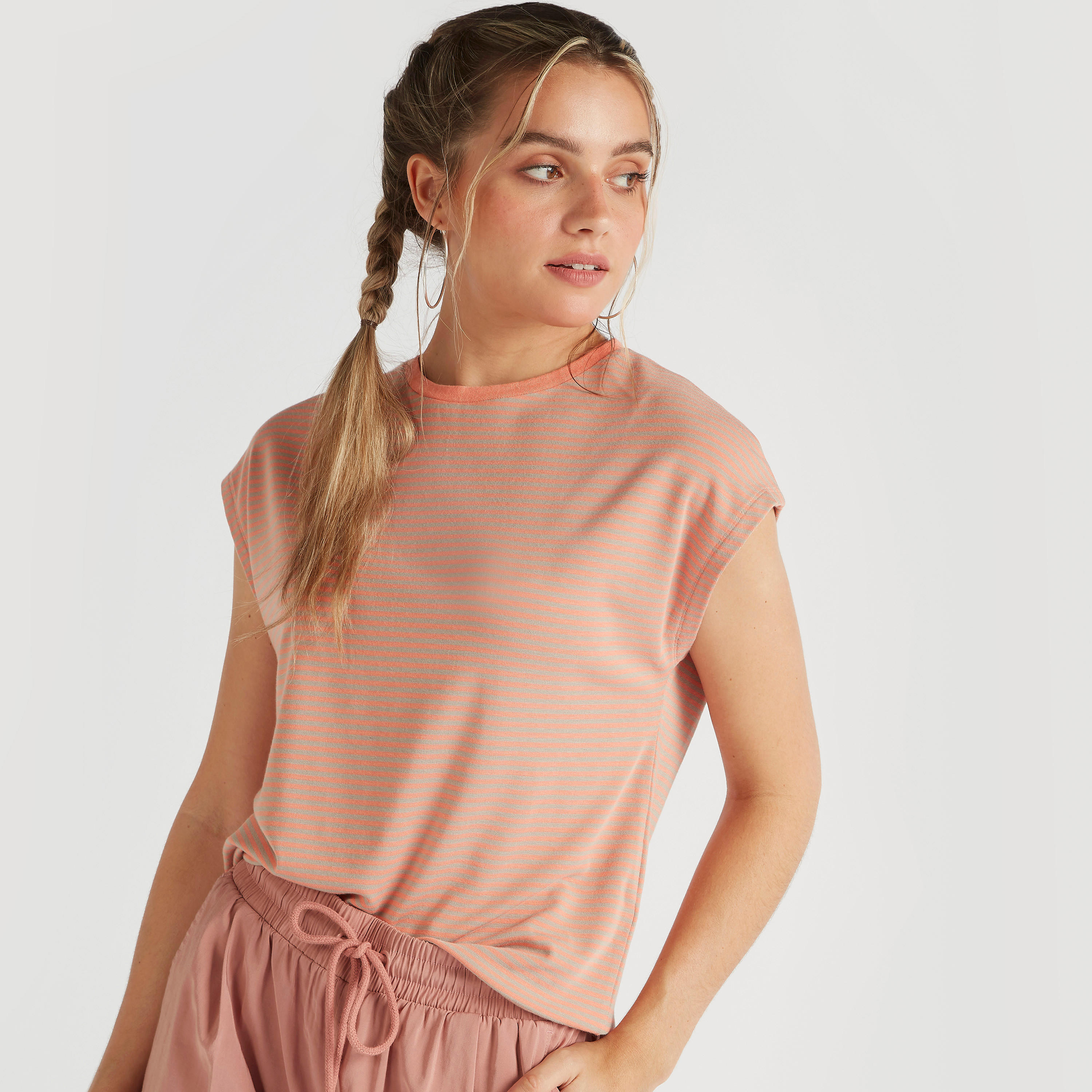 تيشيرت مقلّم بياقة ضيّقة وأكمام كاب-women-clothing-tshirts-image-4