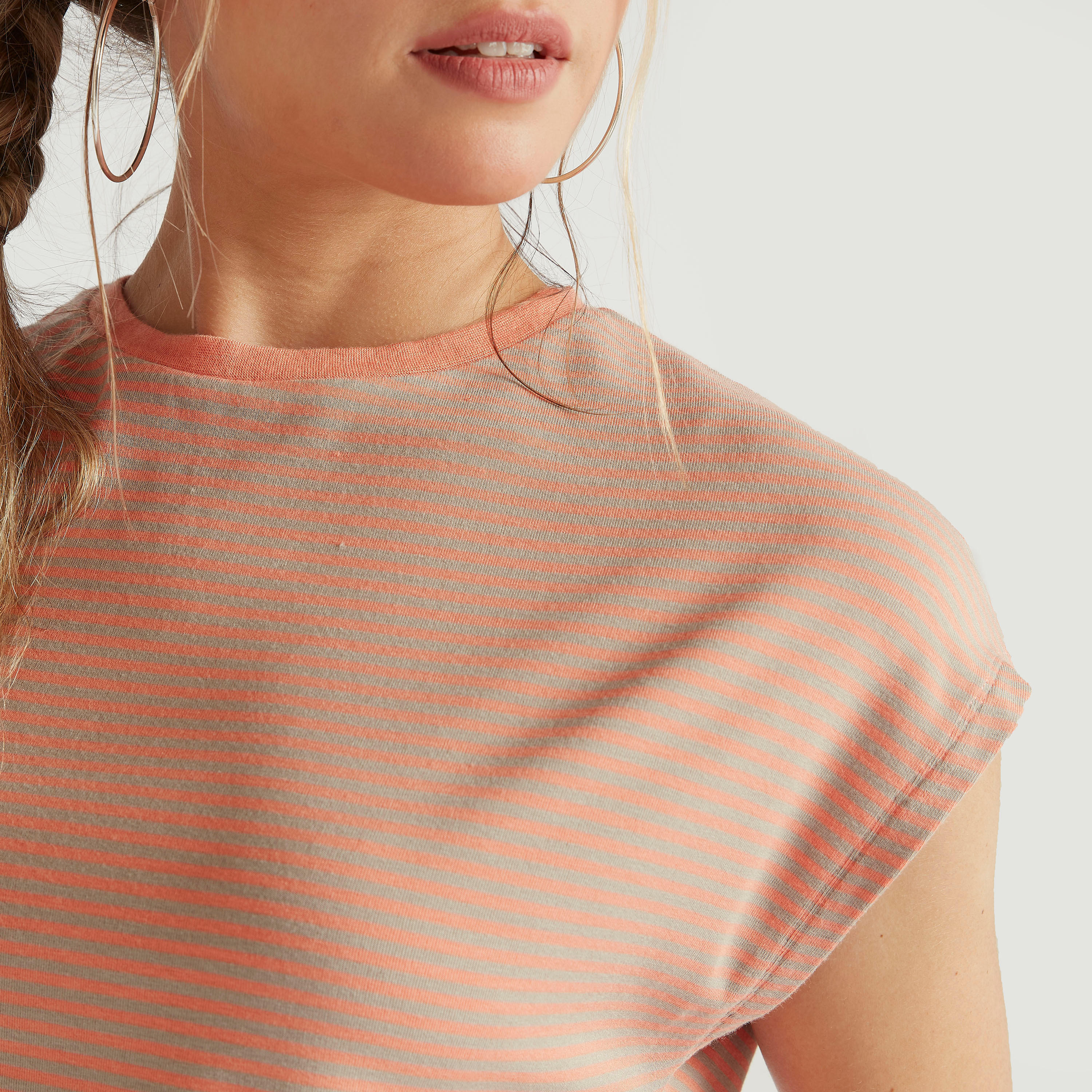 تيشيرت مقلّم بياقة ضيّقة وأكمام كاب-women-clothing-tshirts-image-2