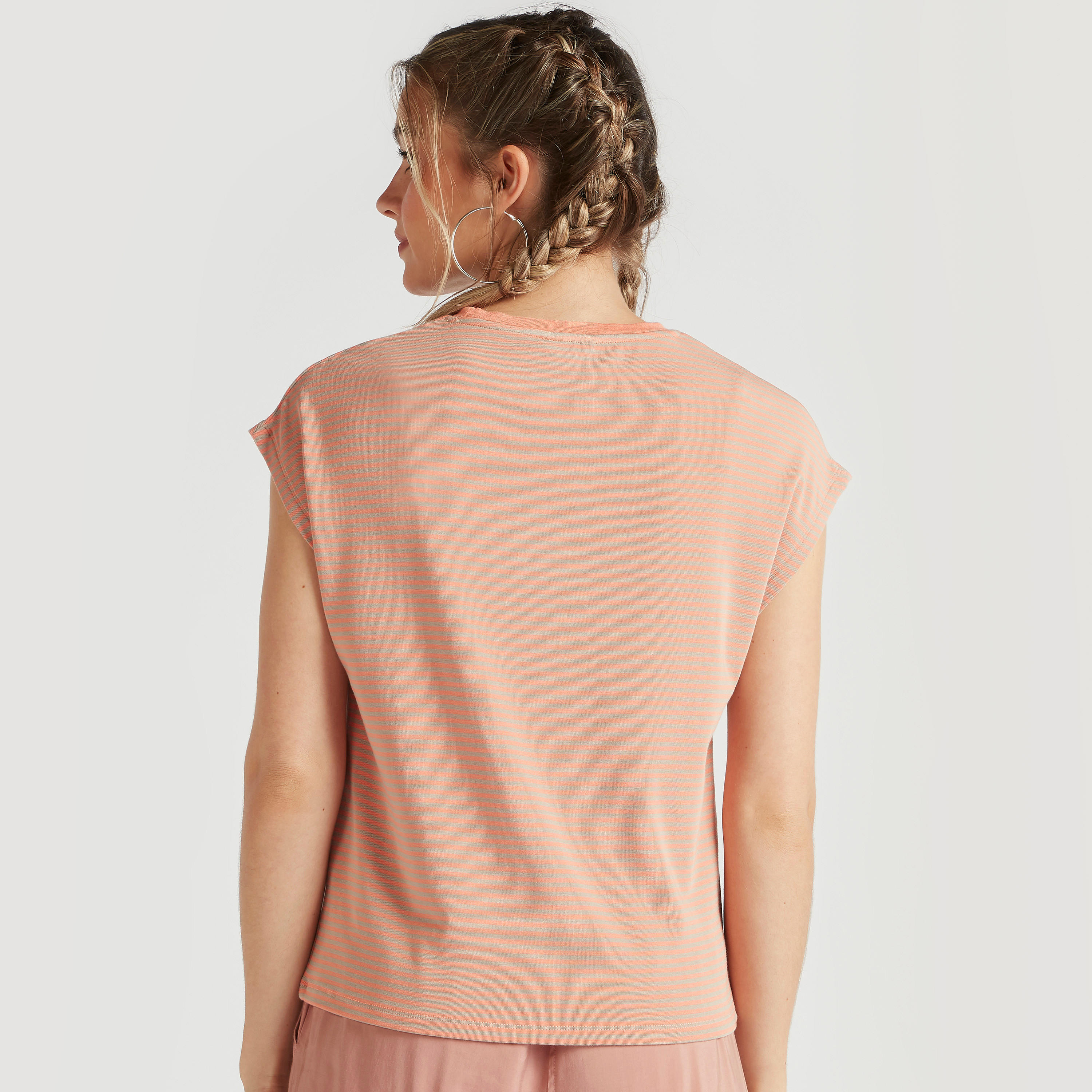 تيشيرت مقلّم بياقة ضيّقة وأكمام كاب-women-clothing-tshirts-image-1