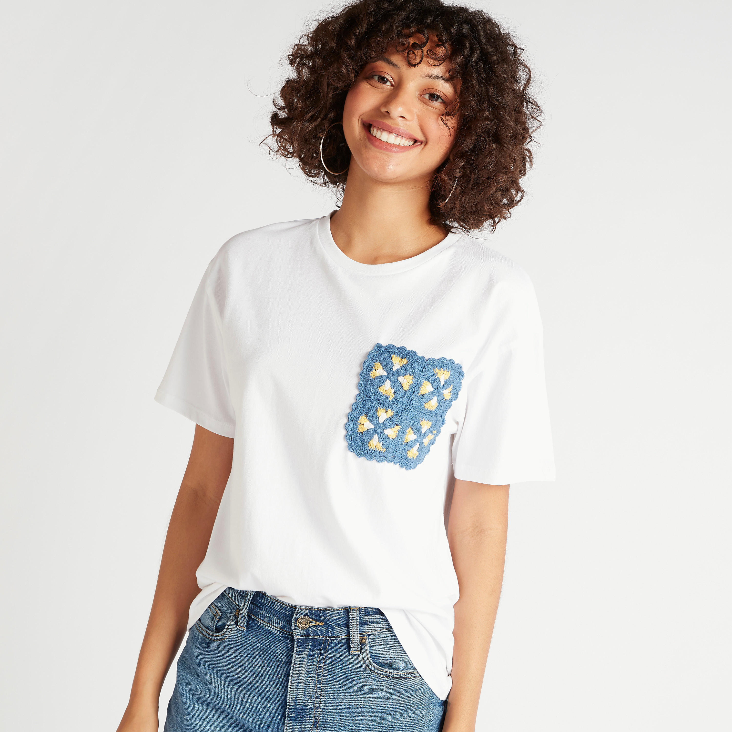 تيشيرت بياقة ضيّقة وأكمام قصيرة وجيب كروشية-women-clothing-tshirts-image-1
