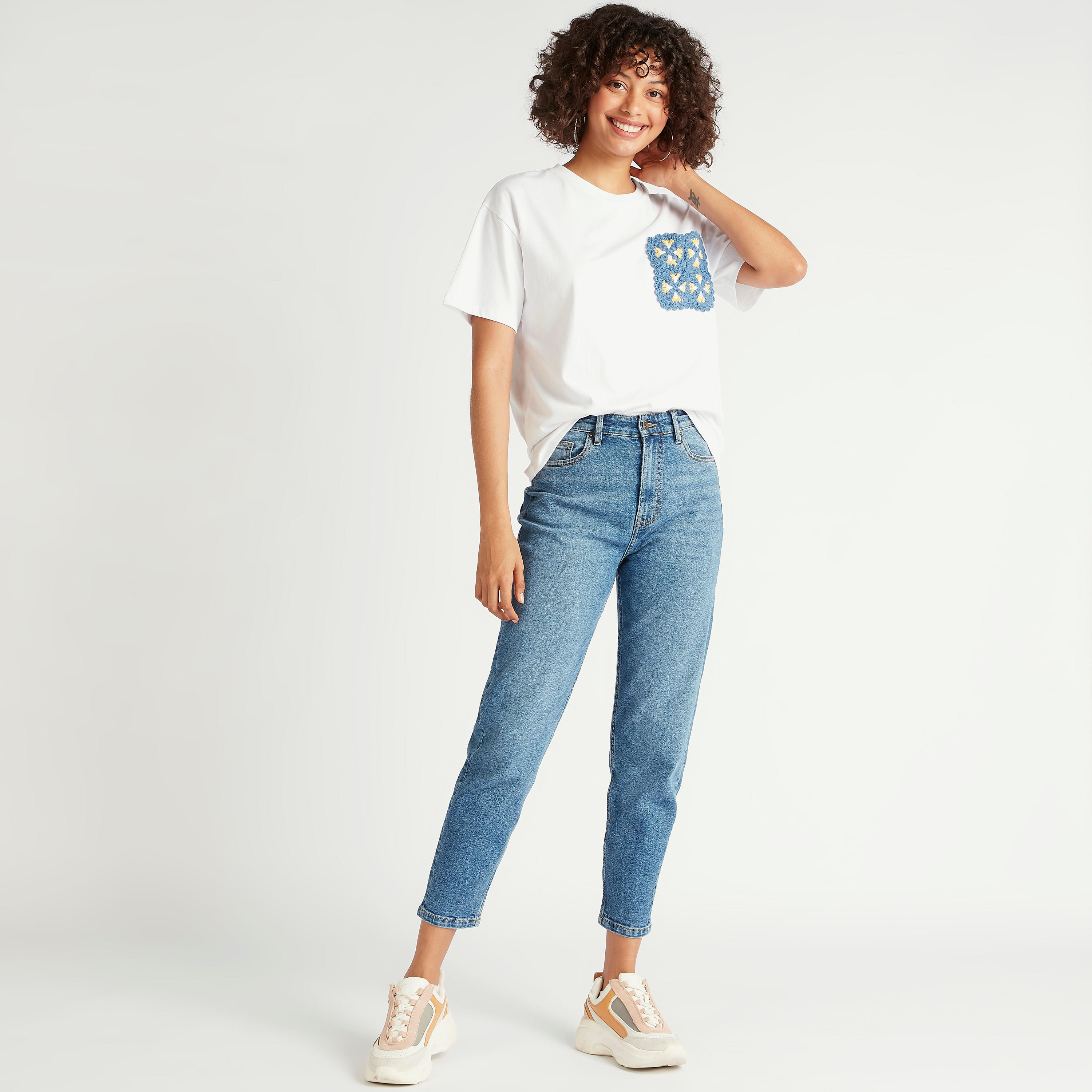 تيشيرت بياقة ضيّقة وأكمام قصيرة وجيب كروشية-women-clothing-tshirts-image-2