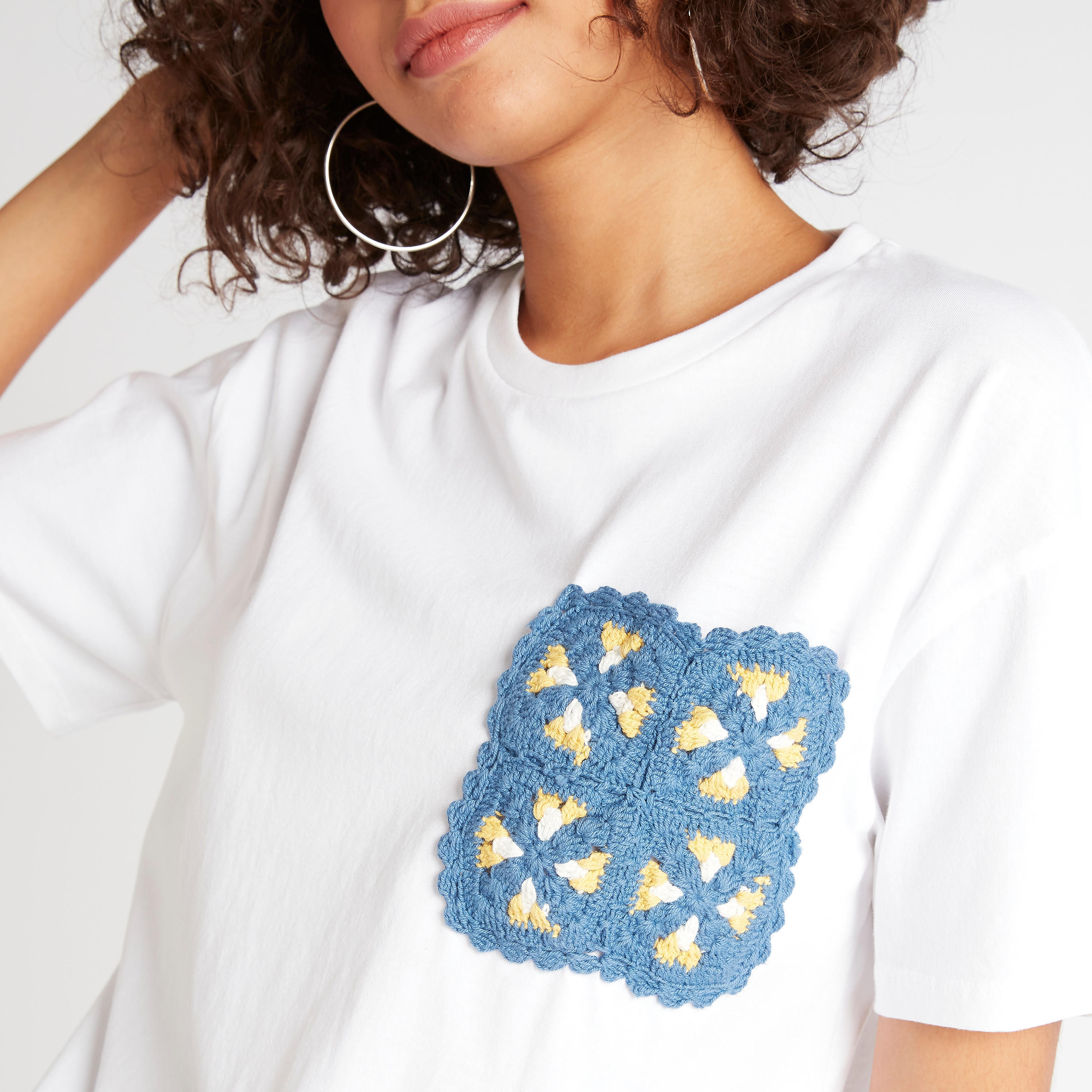 تيشيرت بياقة ضيّقة وأكمام قصيرة وجيب كروشية-women-clothing-tshirts-image-3