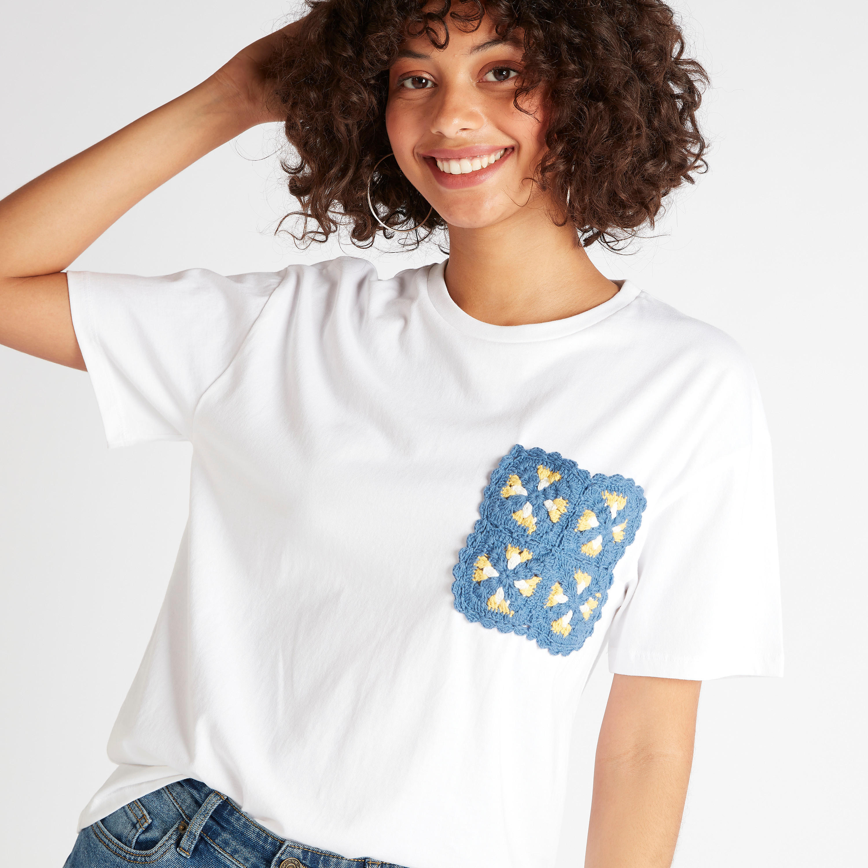 تيشيرت بياقة ضيّقة وأكمام قصيرة وجيب كروشية-women-clothing-tshirts-image-5