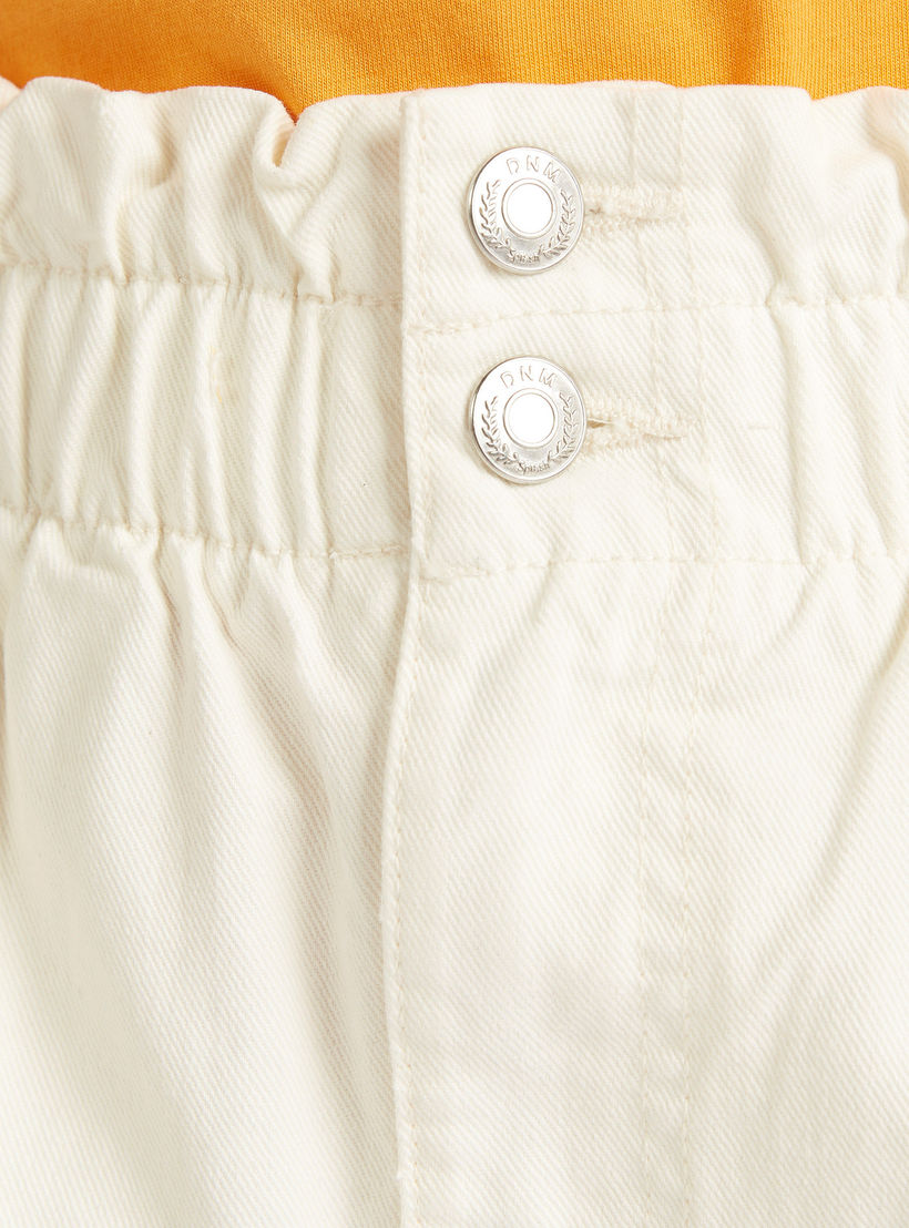 شورت دنيم سادة بخصر مرتفع وتزيينات إبزيم-women-clothing-bottoms-shorts-image-3
