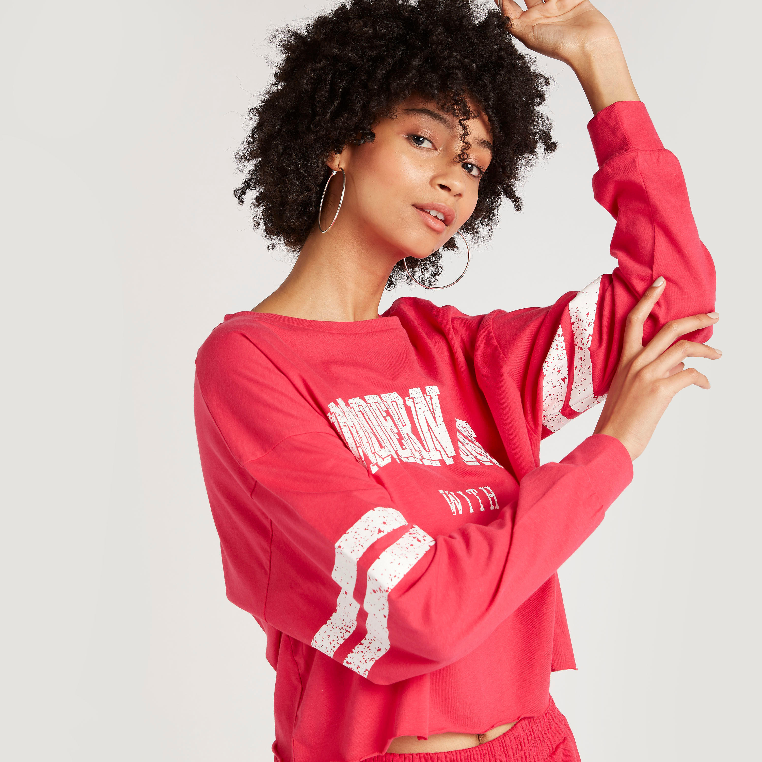 سويت شيرت بوكسي بأكمام طويلة و ياقة ضيقة وطبعات جرافيك-women-winterwear-hoodiesandsweatshirts-sweatshirts-image-6