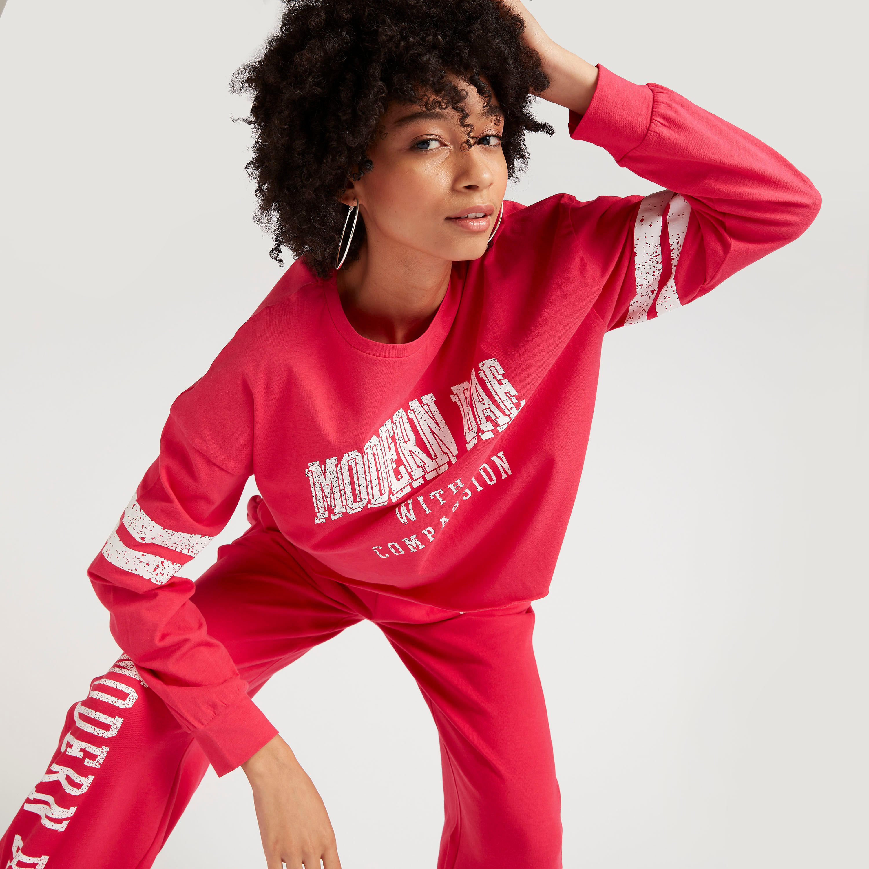 سويت شيرت بوكسي بأكمام طويلة و ياقة ضيقة وطبعات جرافيك-women-winterwear-hoodiesandsweatshirts-sweatshirts-image-2