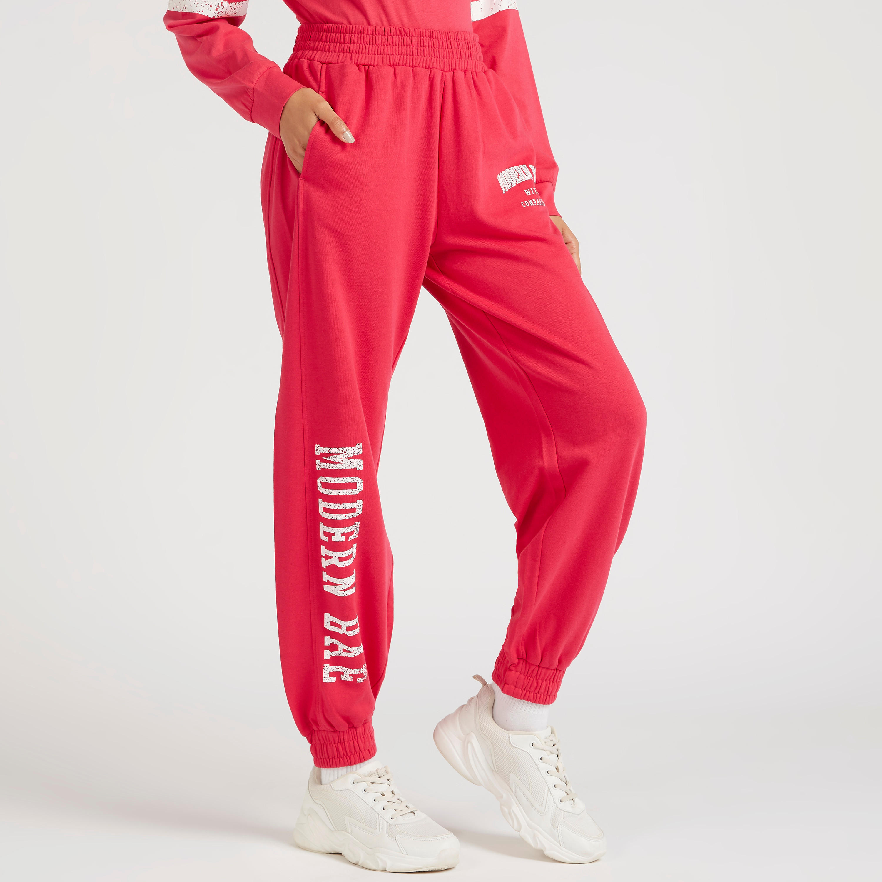بنطلون رياضي واسع بطبعات وخصر مطّاطي وجيوب-women-clothing-bottoms-joggers-image-1