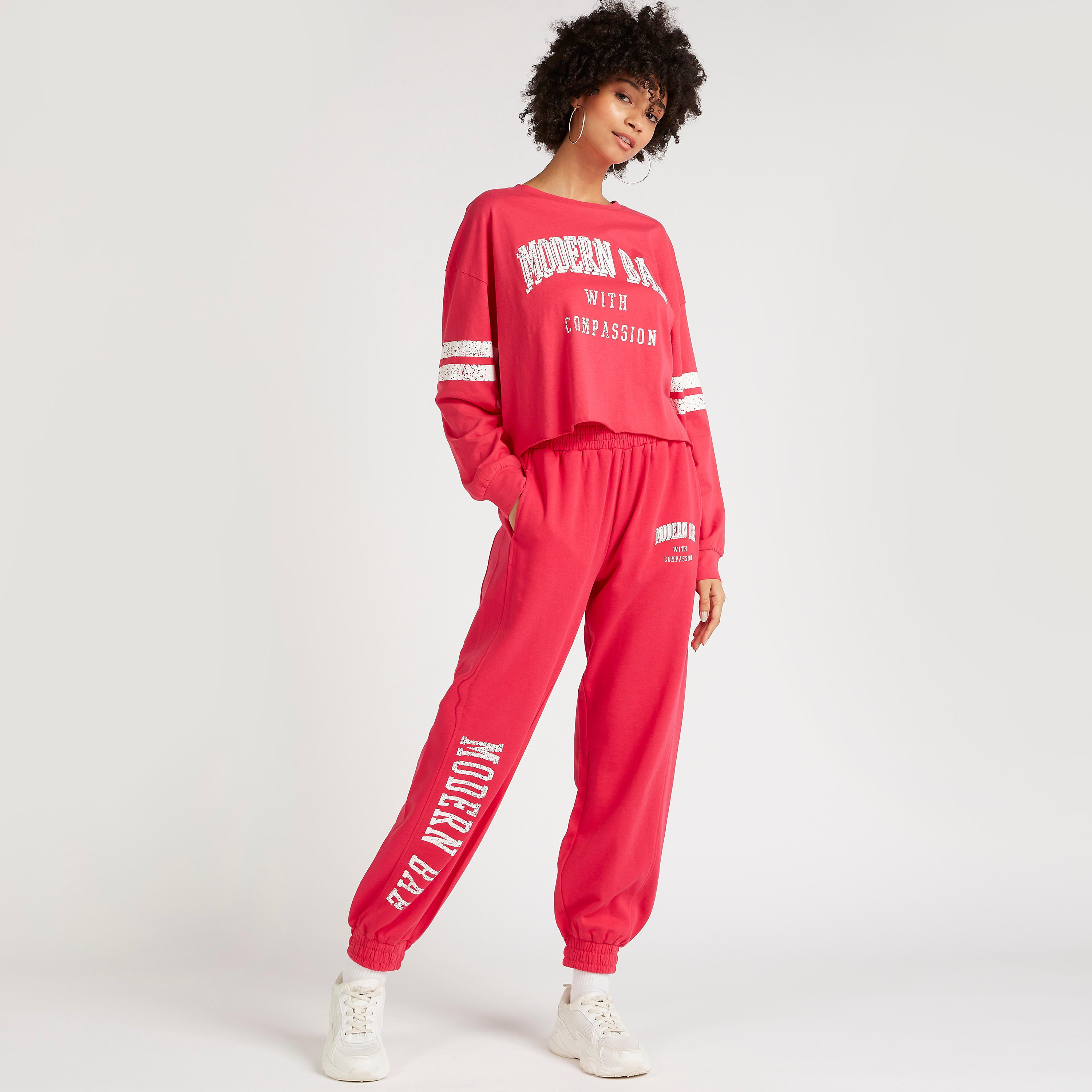 بنطلون رياضي واسع بطبعات وخصر مطّاطي وجيوب-women-clothing-bottoms-joggers-image-2