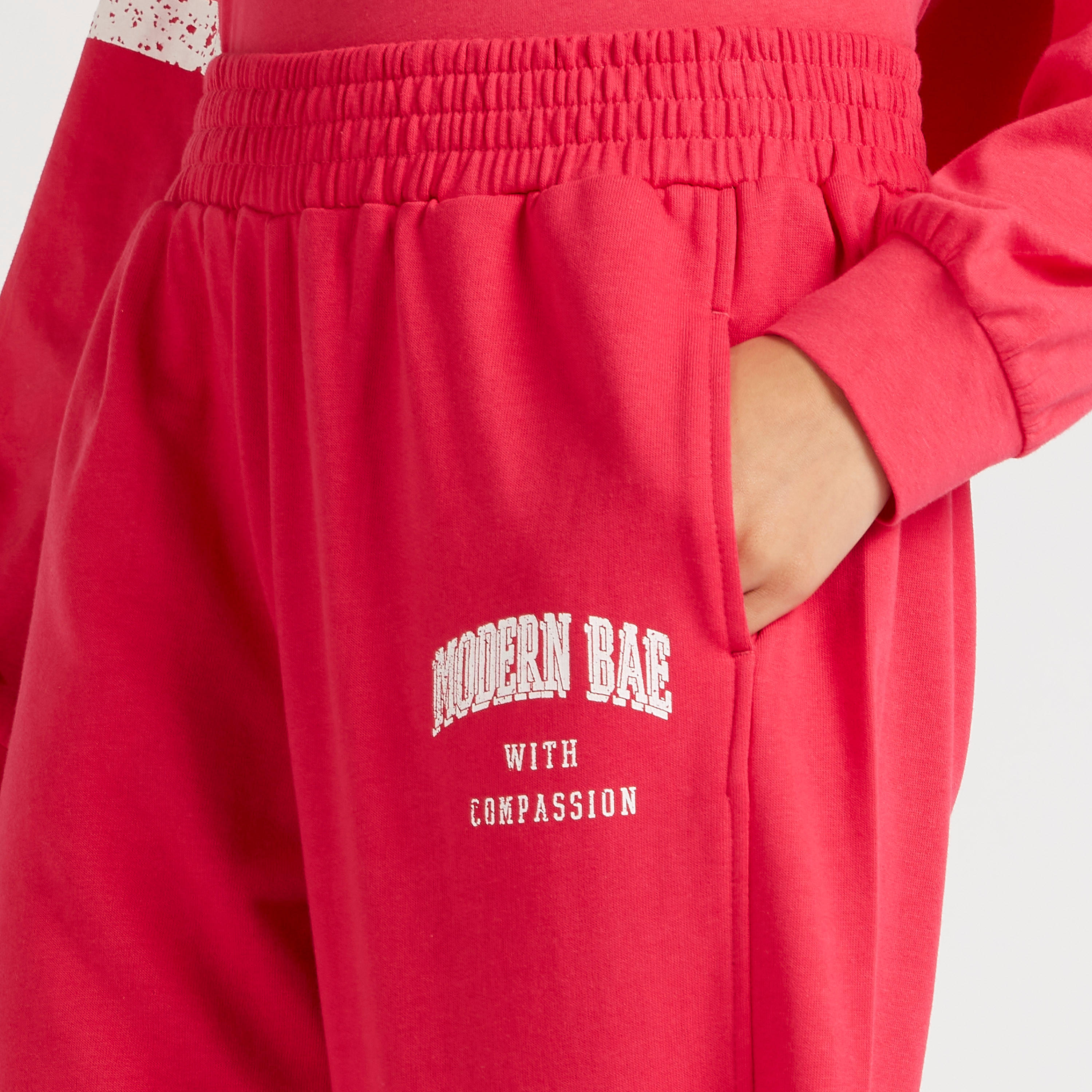 بنطلون رياضي واسع بطبعات وخصر مطّاطي وجيوب-women-clothing-bottoms-joggers-image-3