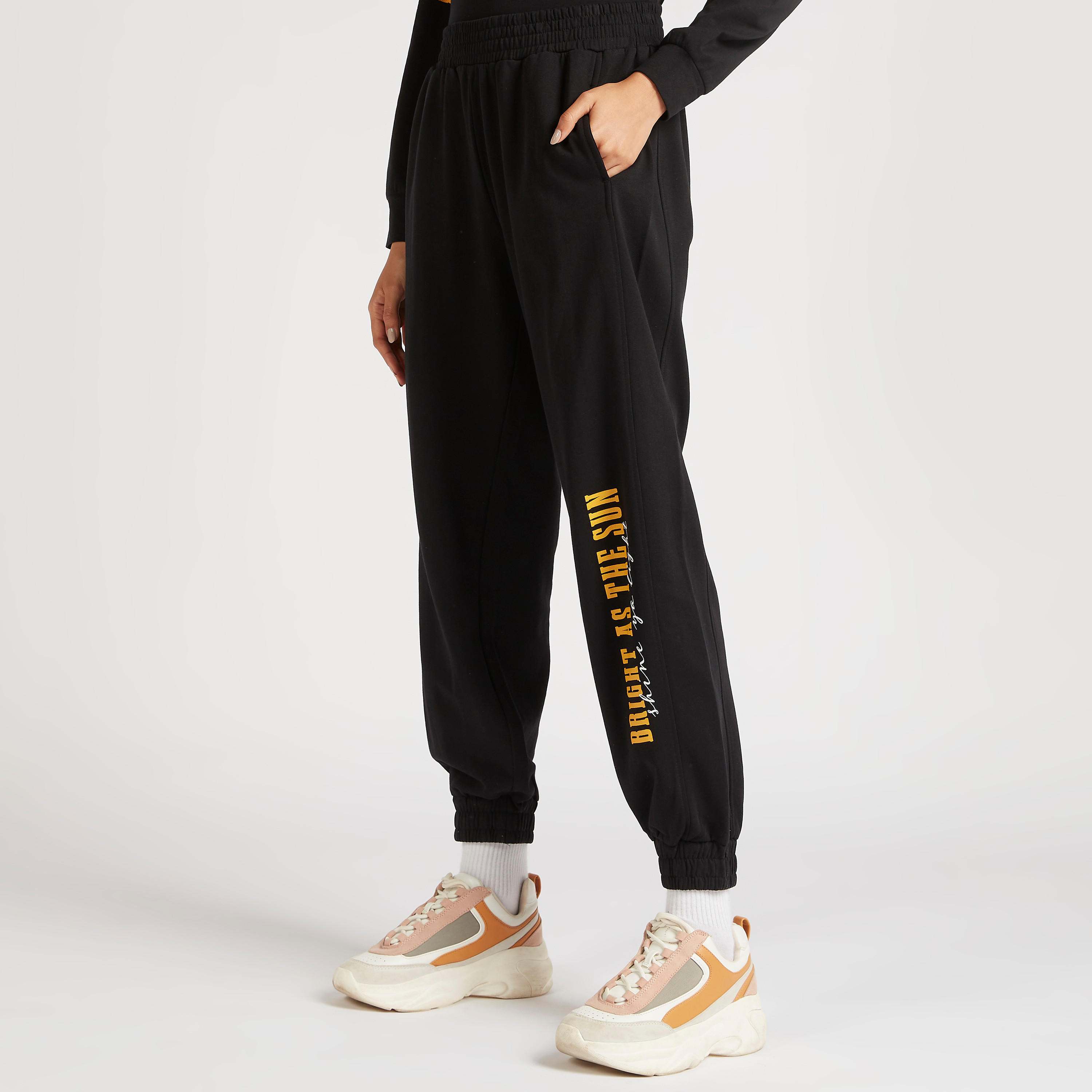 بنطلون رياضي واسع بطبعات وخصر مطّاطي وجيوب-women-clothing-bottoms-joggers-image-1