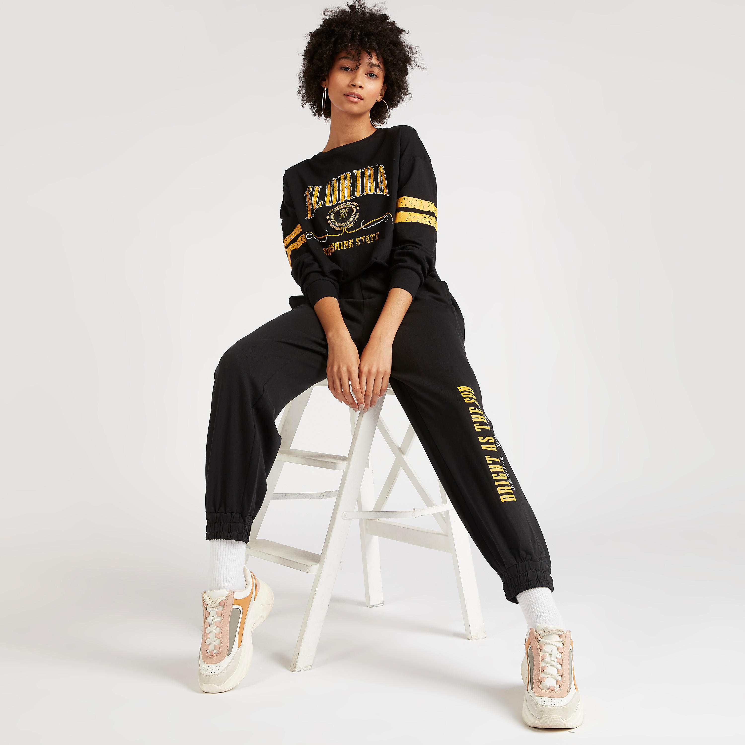 بنطلون رياضي واسع بطبعات وخصر مطّاطي وجيوب-women-clothing-bottoms-joggers-image-2
