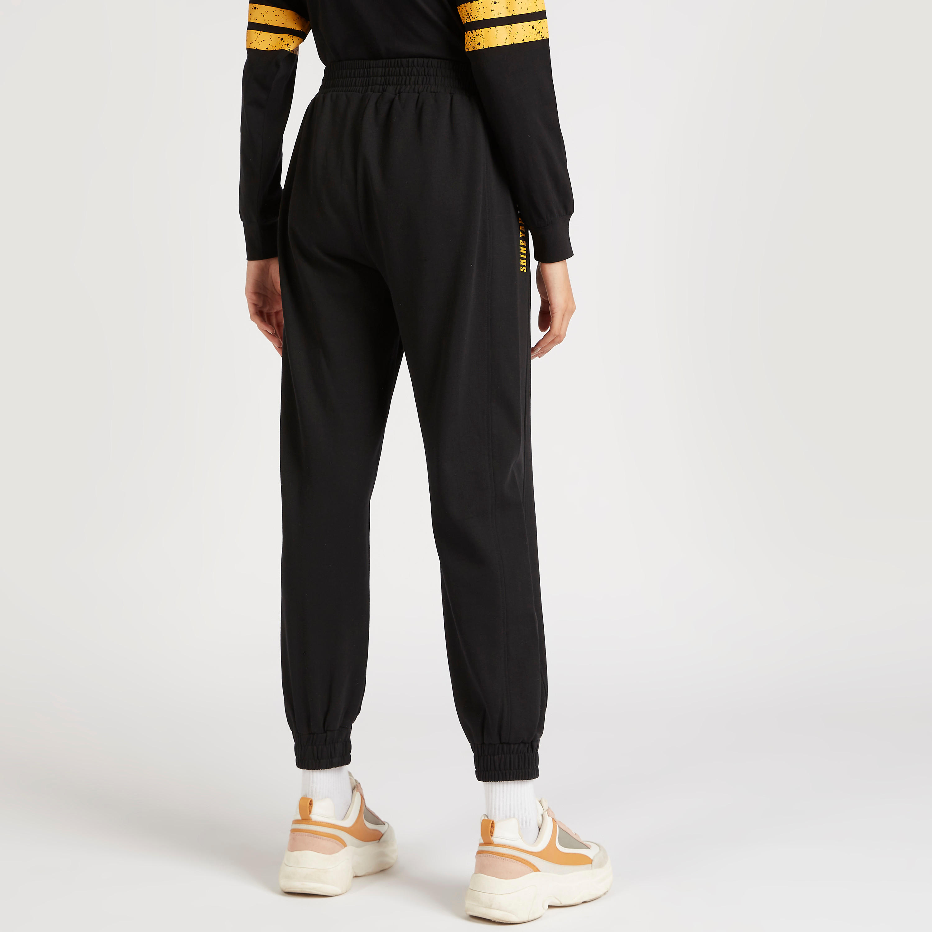 بنطلون رياضي واسع بطبعات وخصر مطّاطي وجيوب-women-clothing-bottoms-joggers-image-4