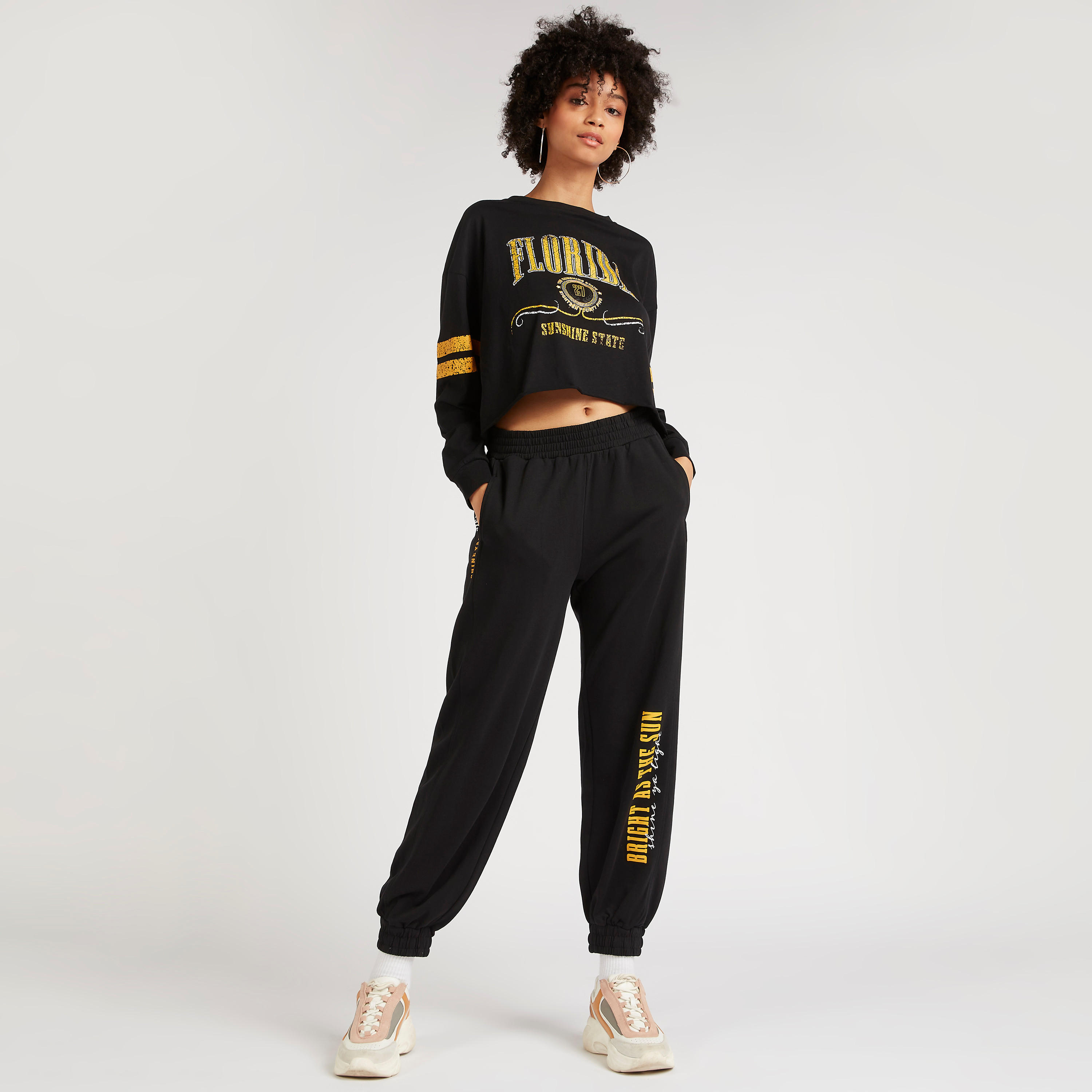 بنطلون رياضي واسع بطبعات وخصر مطّاطي وجيوب-women-clothing-bottoms-joggers-image-5