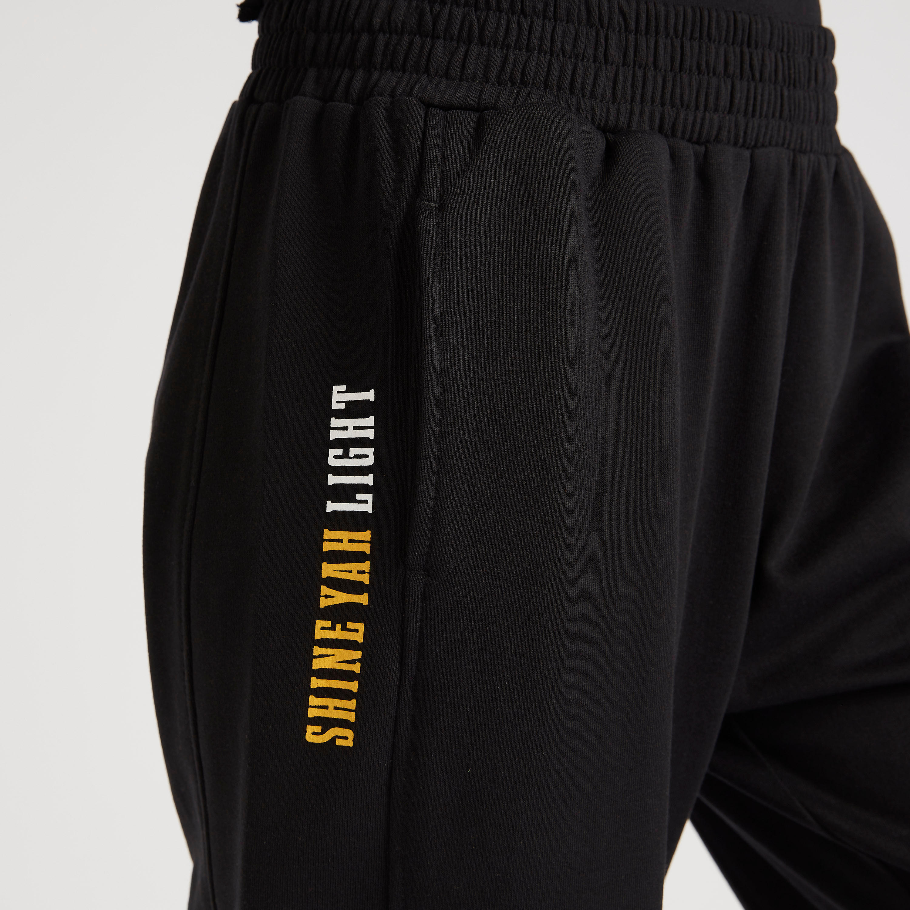 بنطلون رياضي واسع بطبعات وخصر مطّاطي وجيوب-women-clothing-bottoms-joggers-image-6