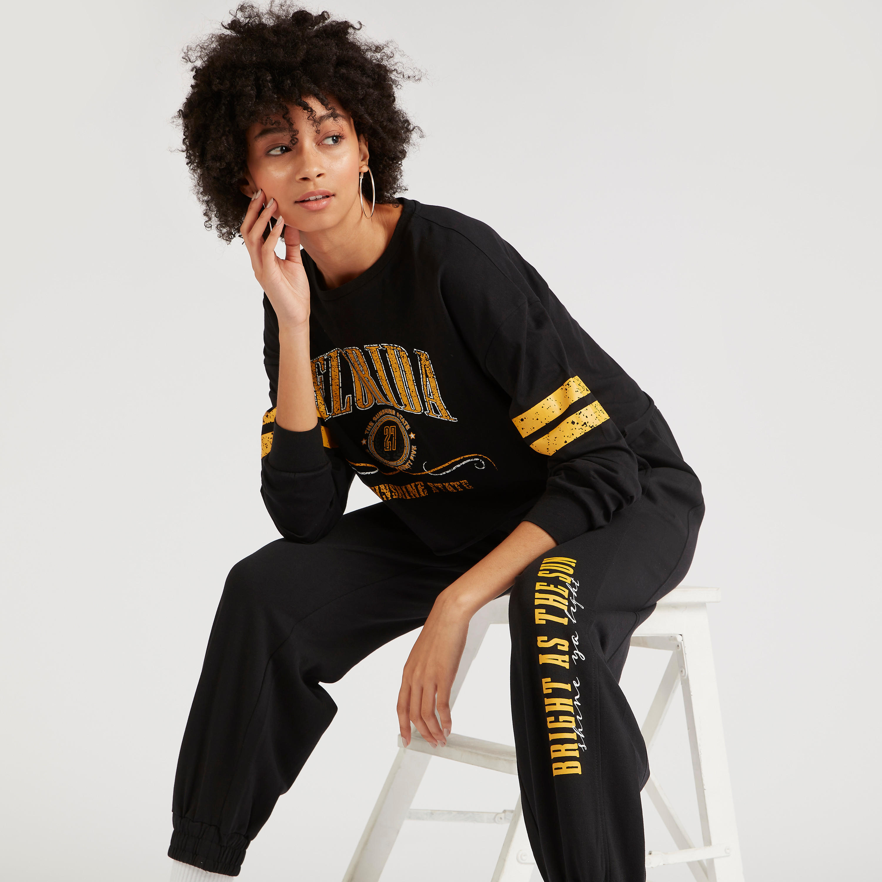 بنطلون رياضي واسع بطبعات وخصر مطّاطي وجيوب-women-clothing-bottoms-joggers-image-7