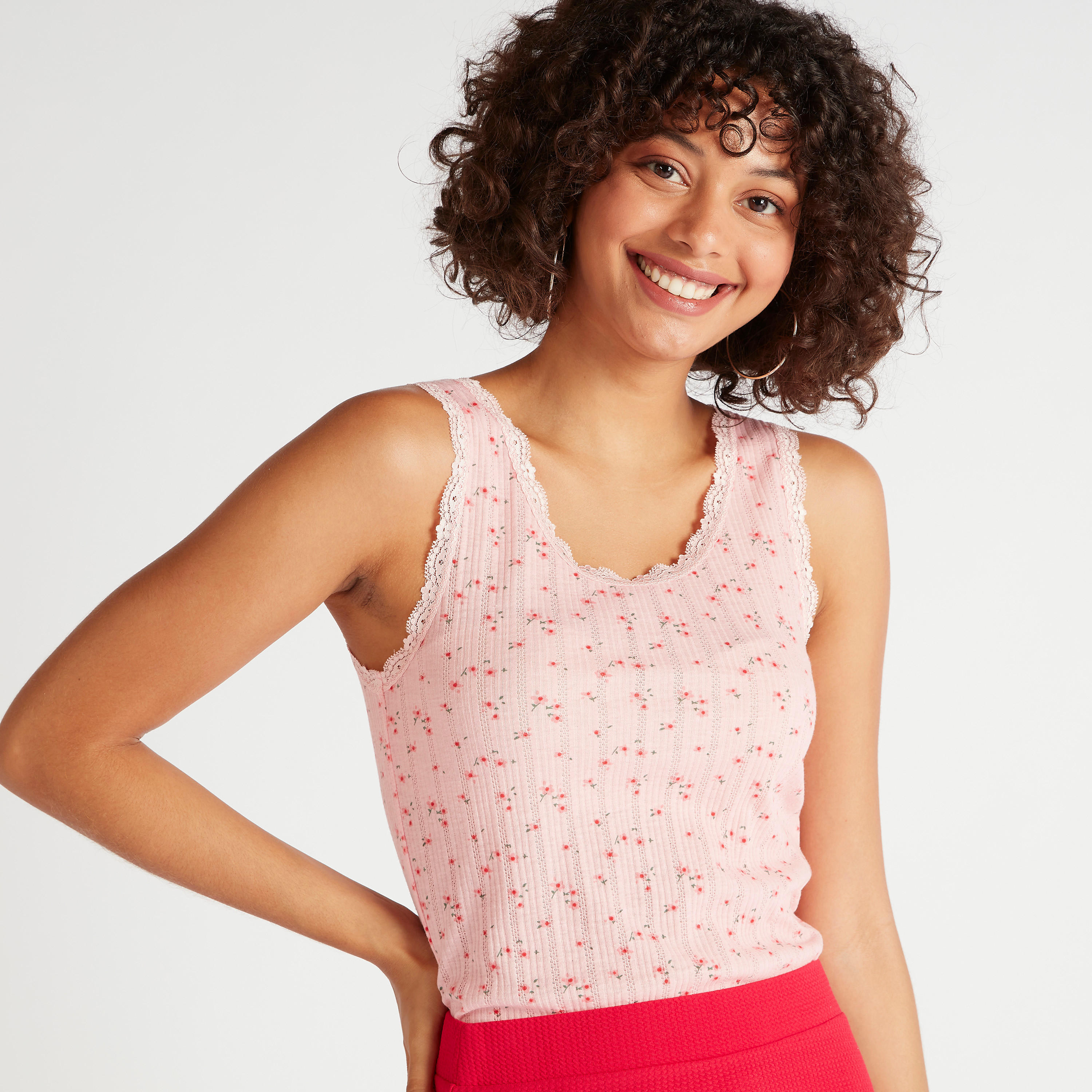 فيست بياقة مستديرة وطبعات أزهار وتفاصيل دانتيل-women-clothing-tshirts-image-1