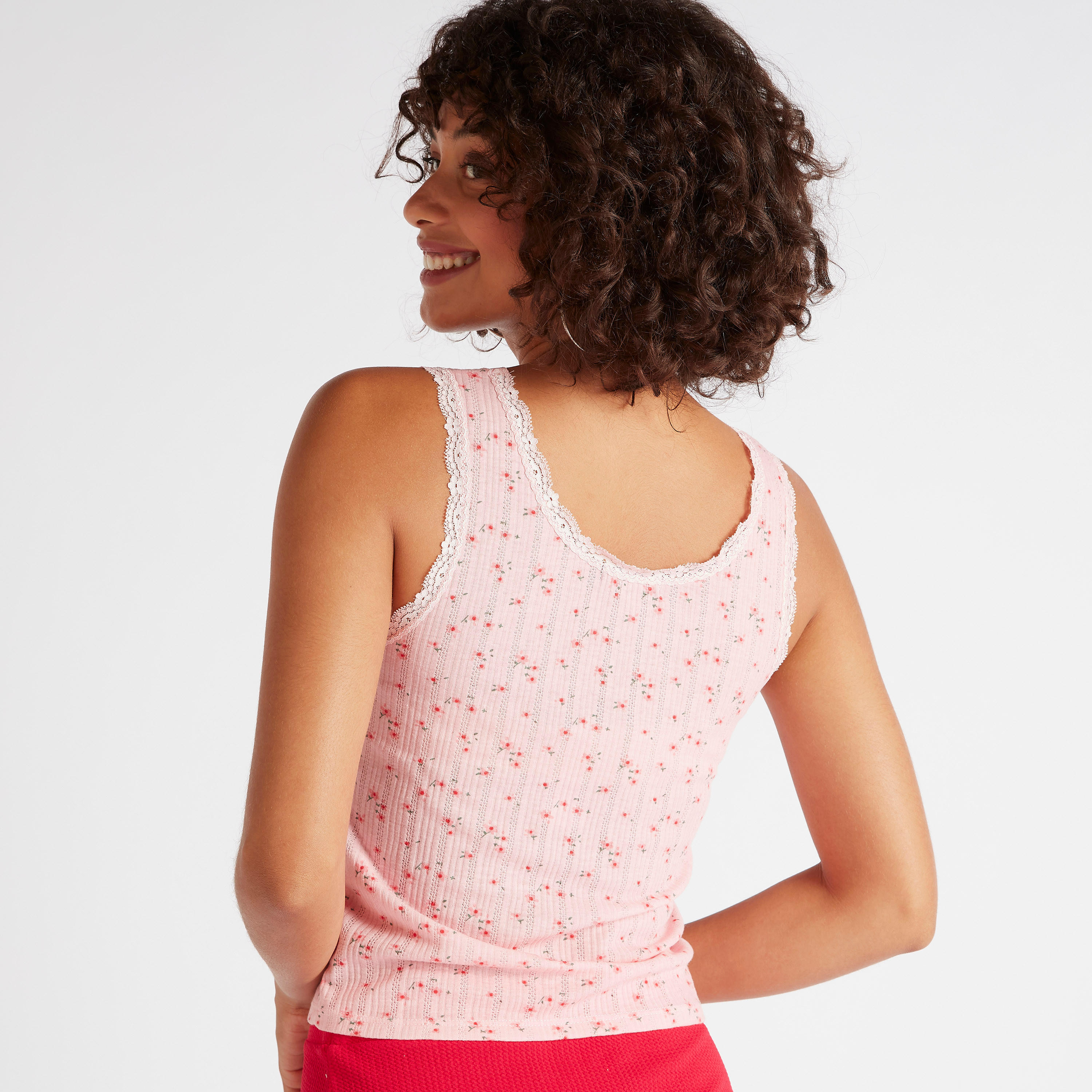 فيست بياقة مستديرة وطبعات أزهار وتفاصيل دانتيل-women-clothing-tshirts-image-4