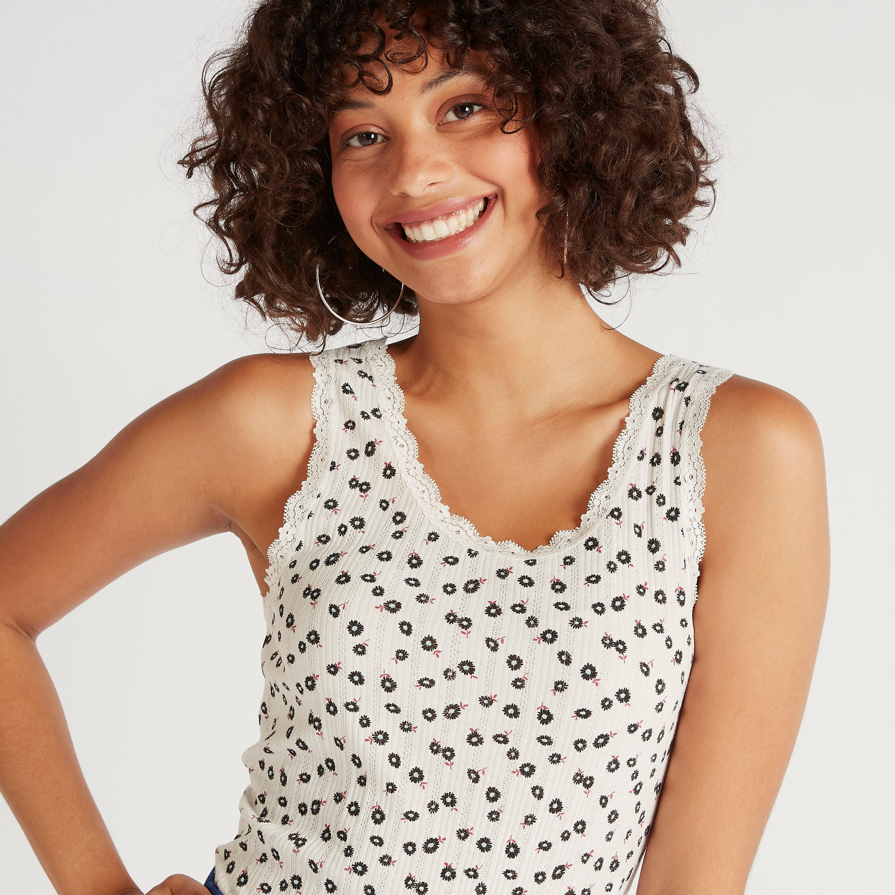 بلوزة بطبعات أزهار وتفاصيل دانتيل-women-clothing-tshirts-image-5