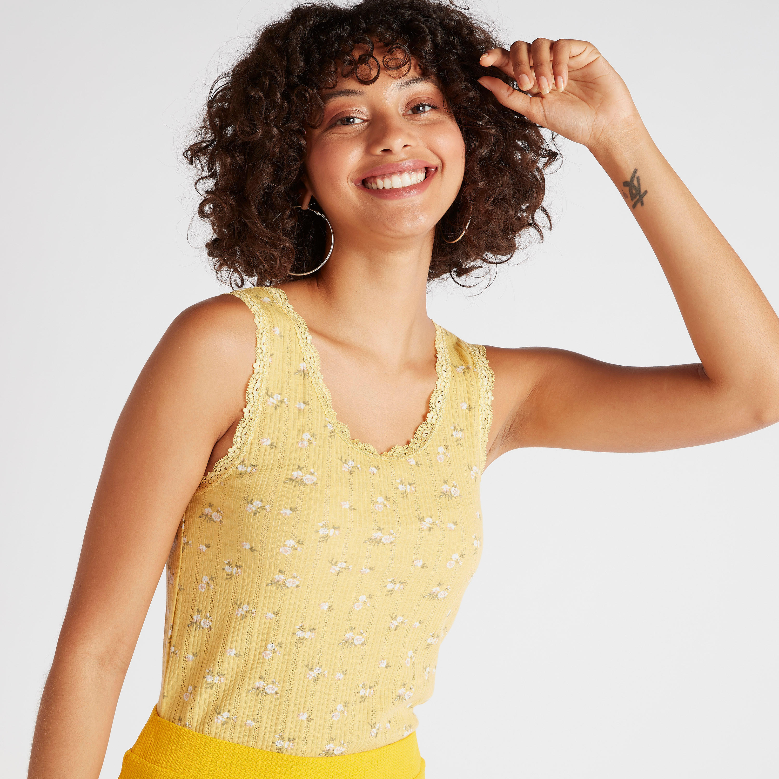 سترة بطبعات زهور مع تفاصيل دانتيل وياقة مستديرة-women-clothing-tshirts-image-1