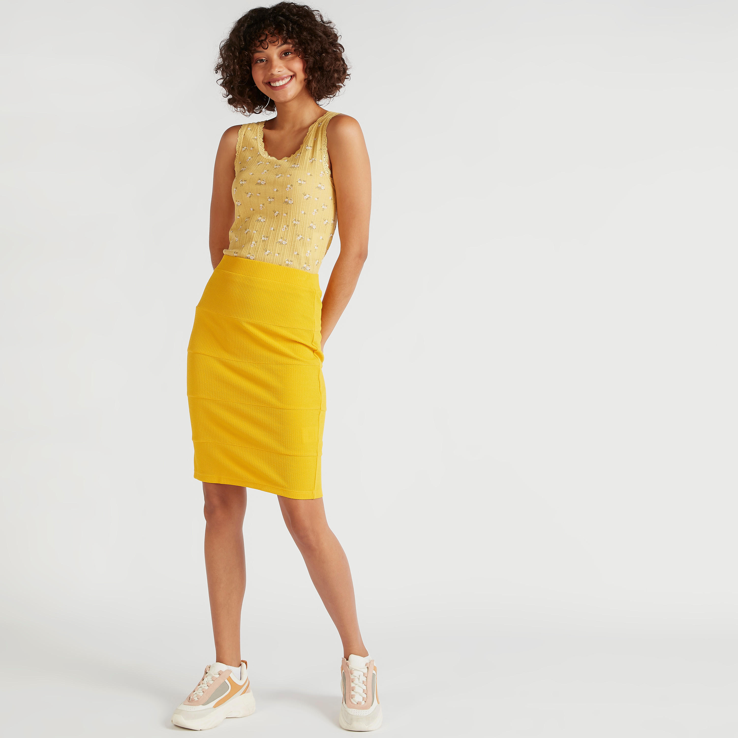 سترة بطبعات زهور مع تفاصيل دانتيل وياقة مستديرة-women-clothing-tshirts-image-2