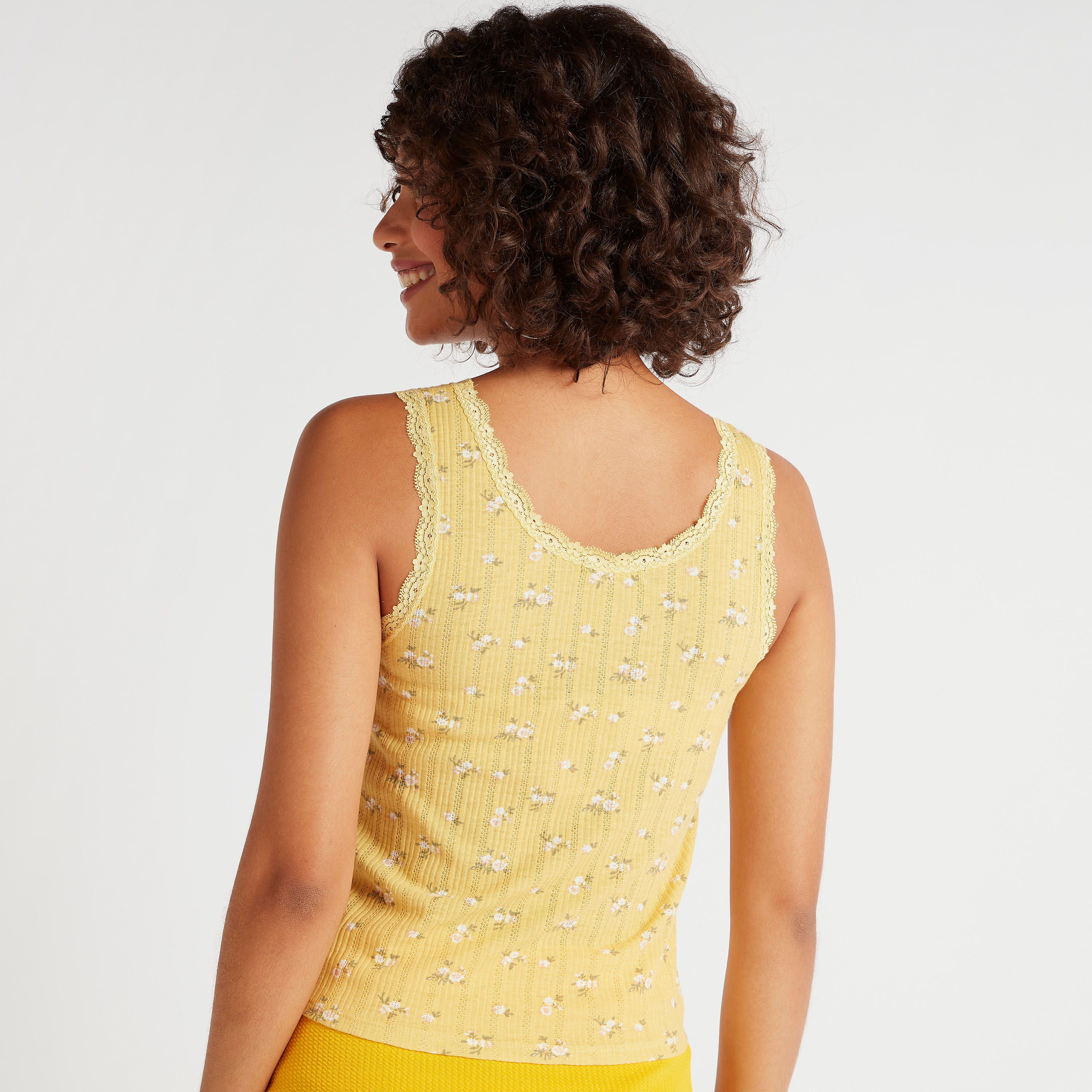 سترة بطبعات زهور مع تفاصيل دانتيل وياقة مستديرة-women-clothing-tshirts-image-4