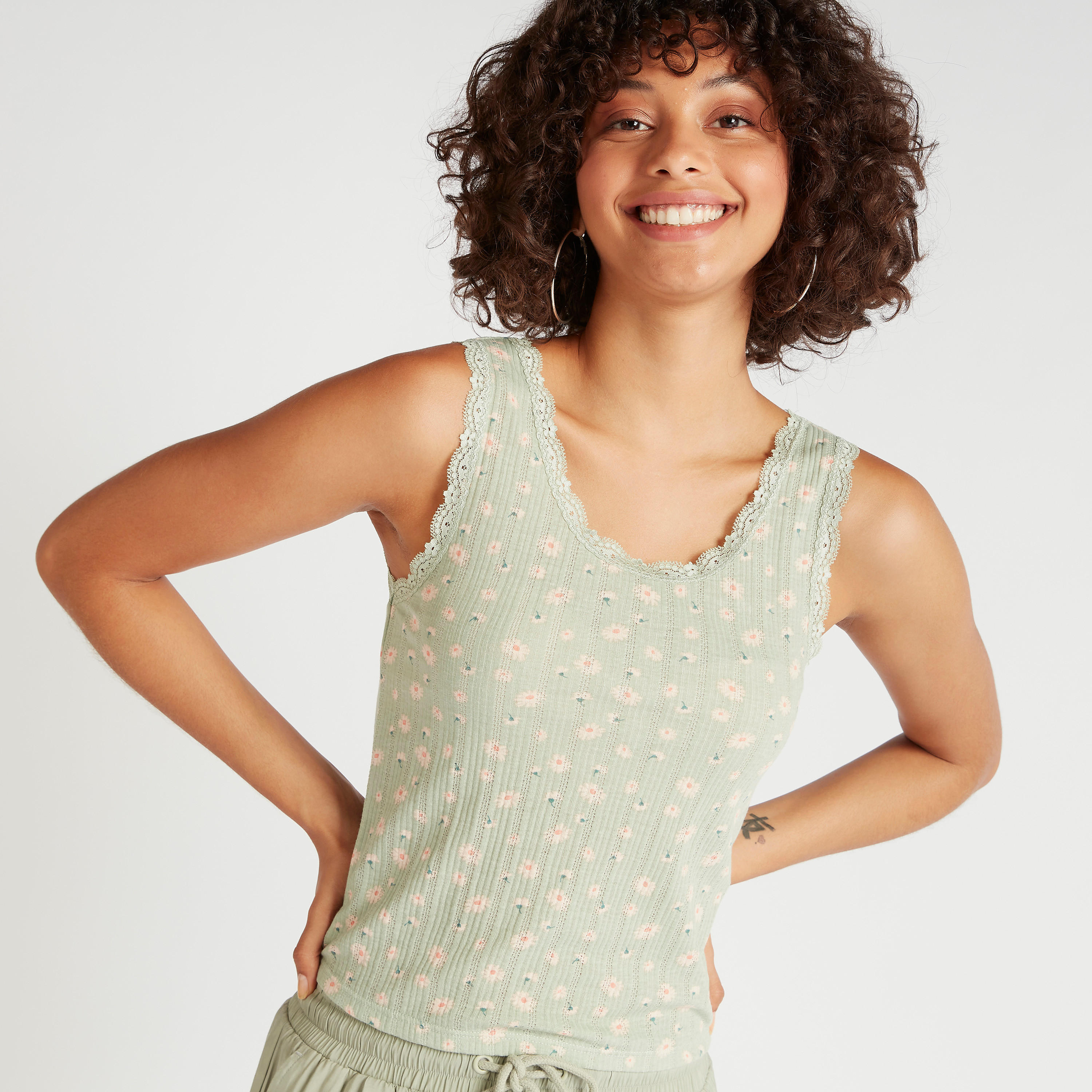 بلوزة بدون أكمام بطبعات زهور بتفاصيل دانتيل وياقة مستديرة-women-clothing-tshirts-image-1