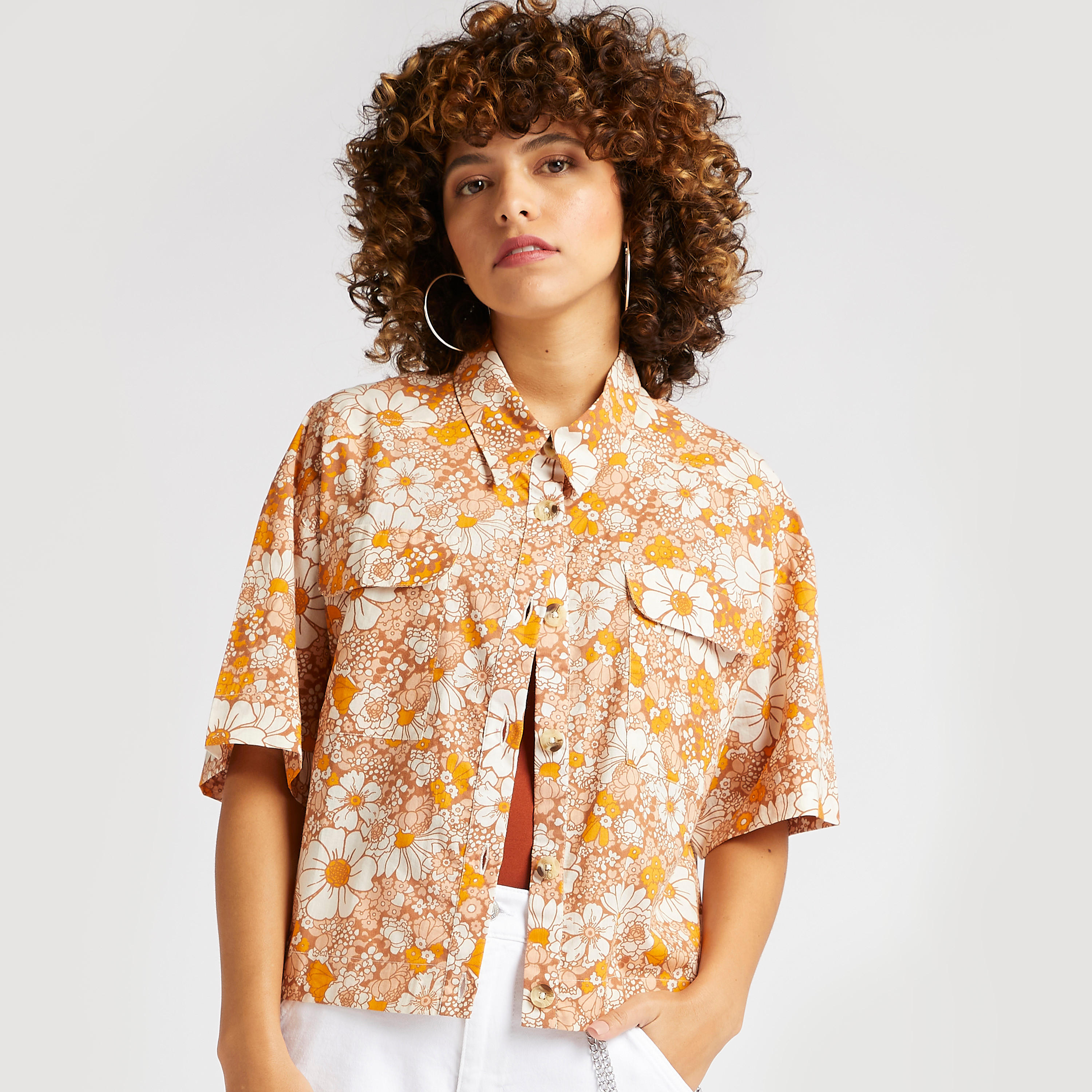 قميص بطبعات أزهار وجيوب بطيّة وأكمام قصيرة-women-clothing-shirtsandblouses-shirts-image-1