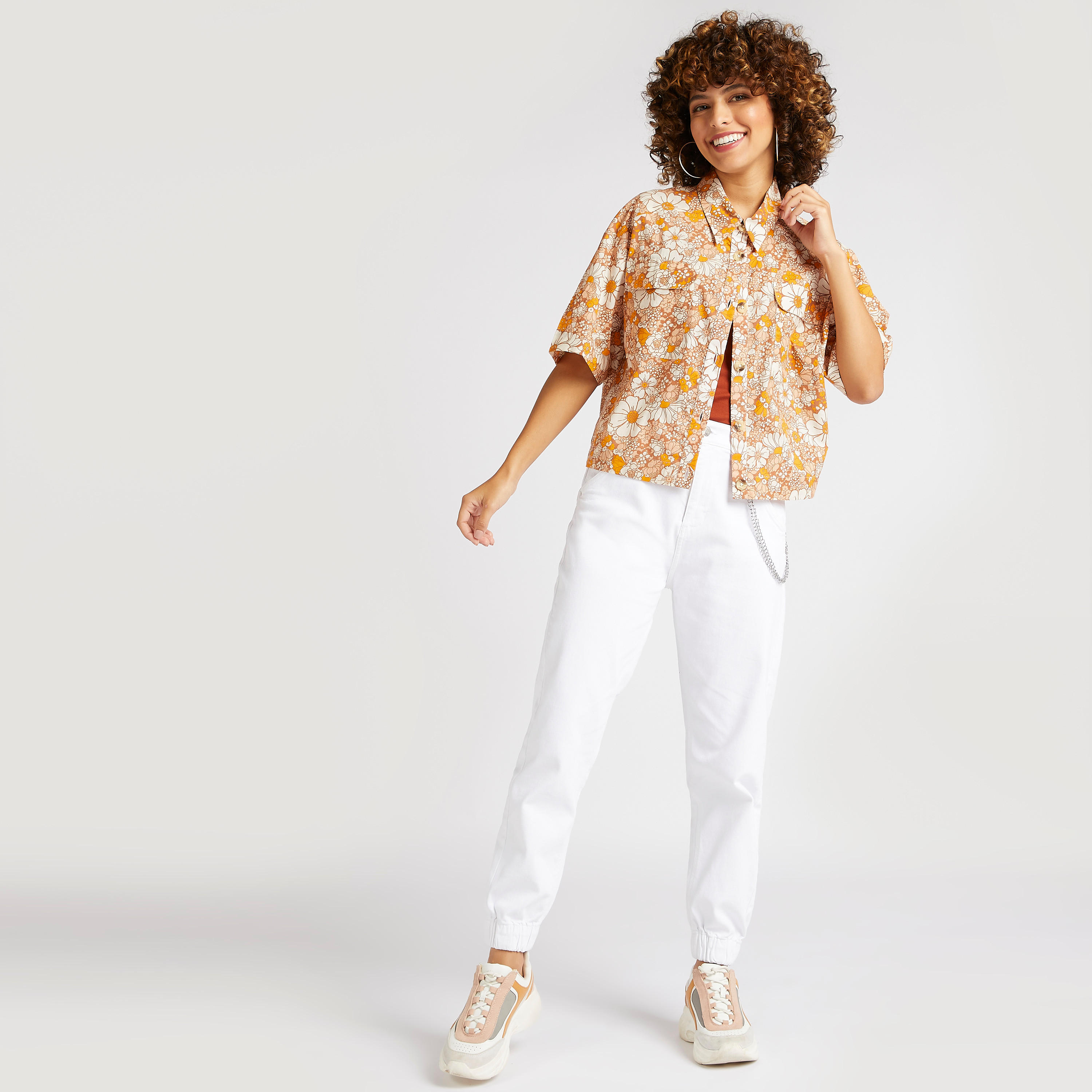 قميص بطبعات أزهار وجيوب بطيّة وأكمام قصيرة-women-clothing-shirtsandblouses-shirts-image-2