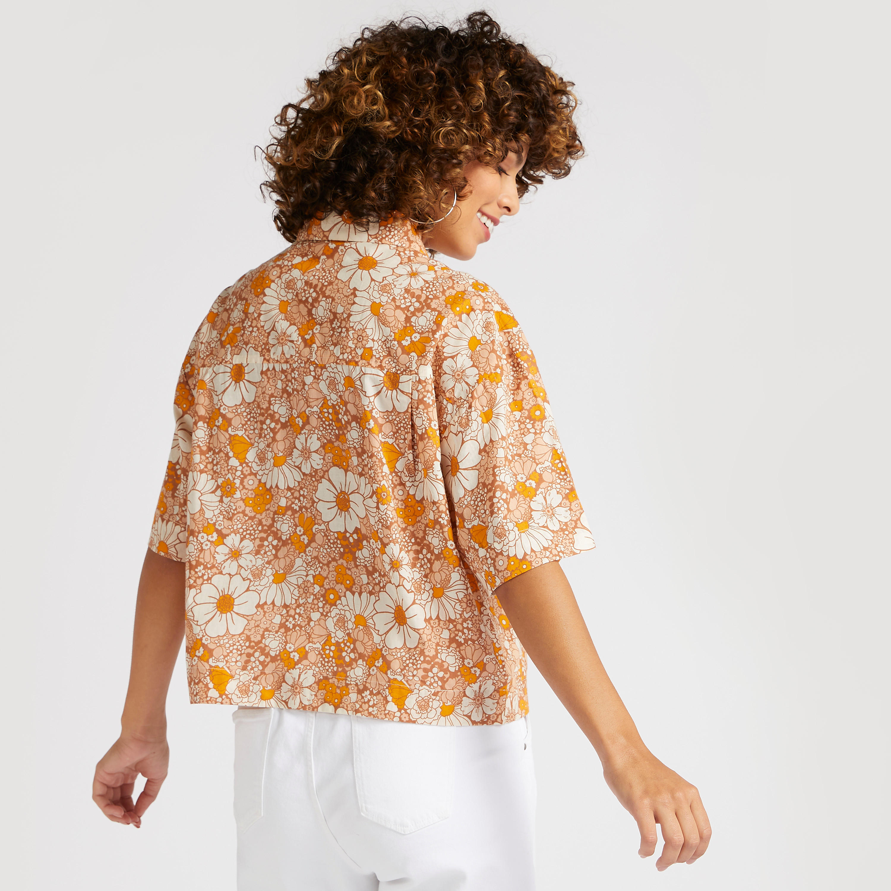 قميص بطبعات أزهار وجيوب بطيّة وأكمام قصيرة-women-clothing-shirtsandblouses-shirts-image-4