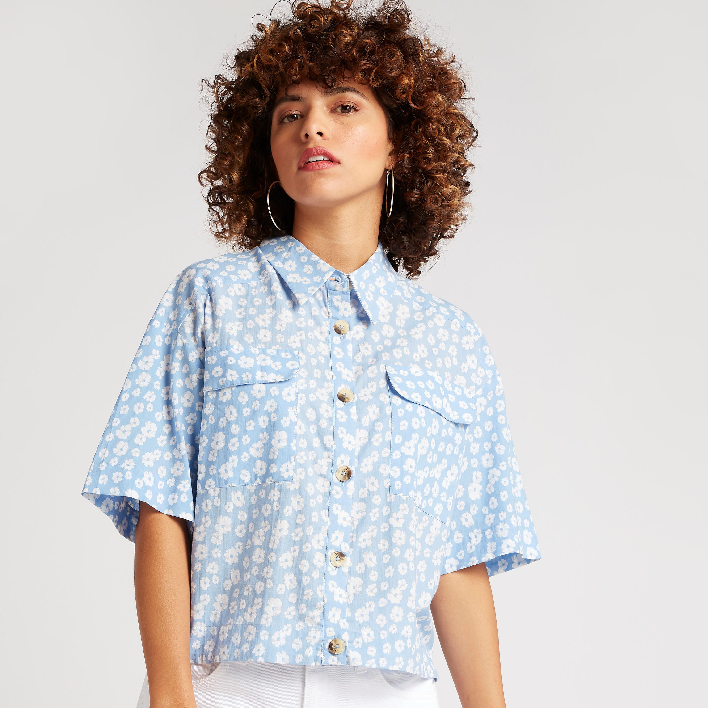 قميص قصير بطبعات أزهار وأكمام قصيرة وجيوب بطيّة-women-clothing-shirtsandblouses-shirts-image-1