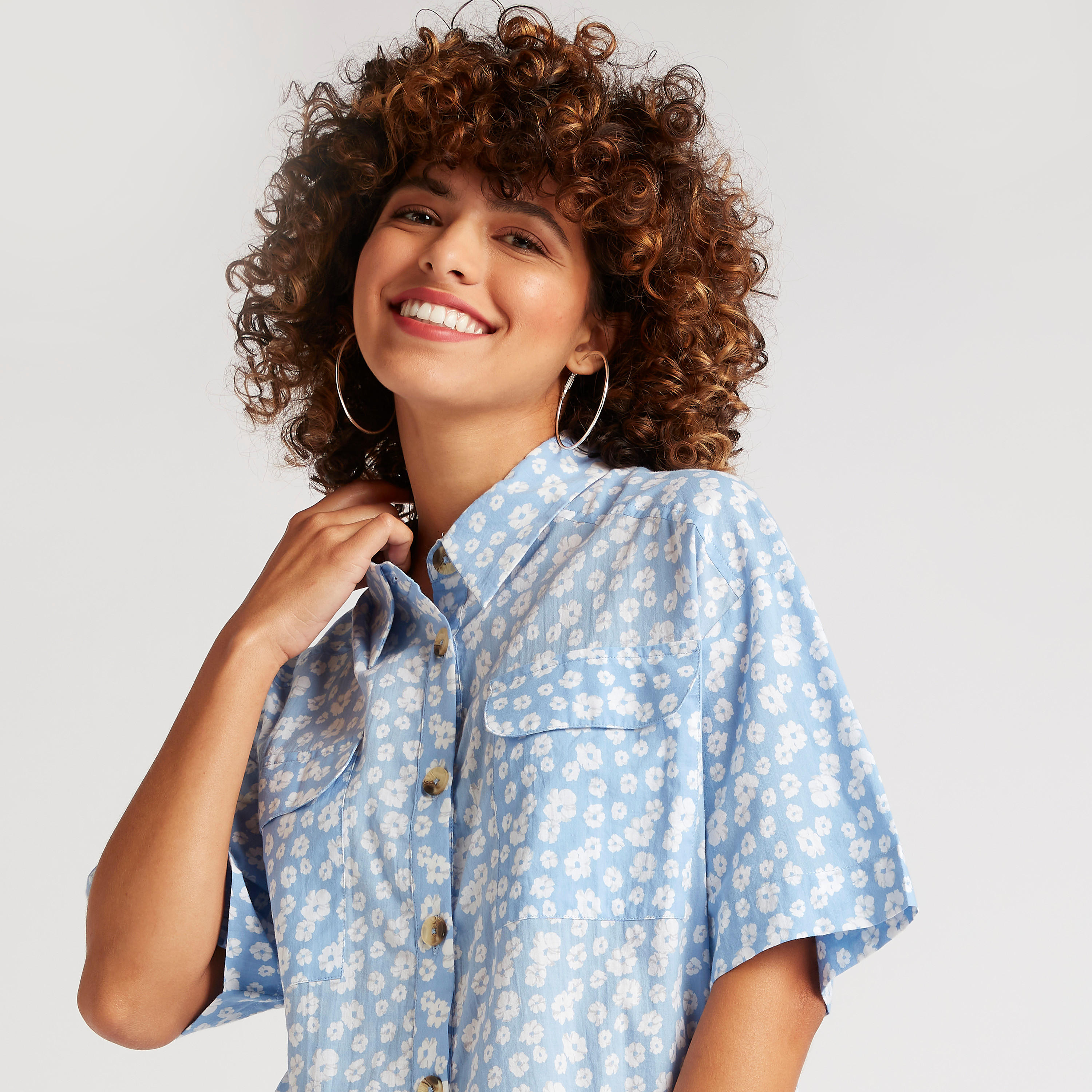 قميص قصير بطبعات أزهار وأكمام قصيرة وجيوب بطيّة-women-clothing-shirtsandblouses-shirts-image-3