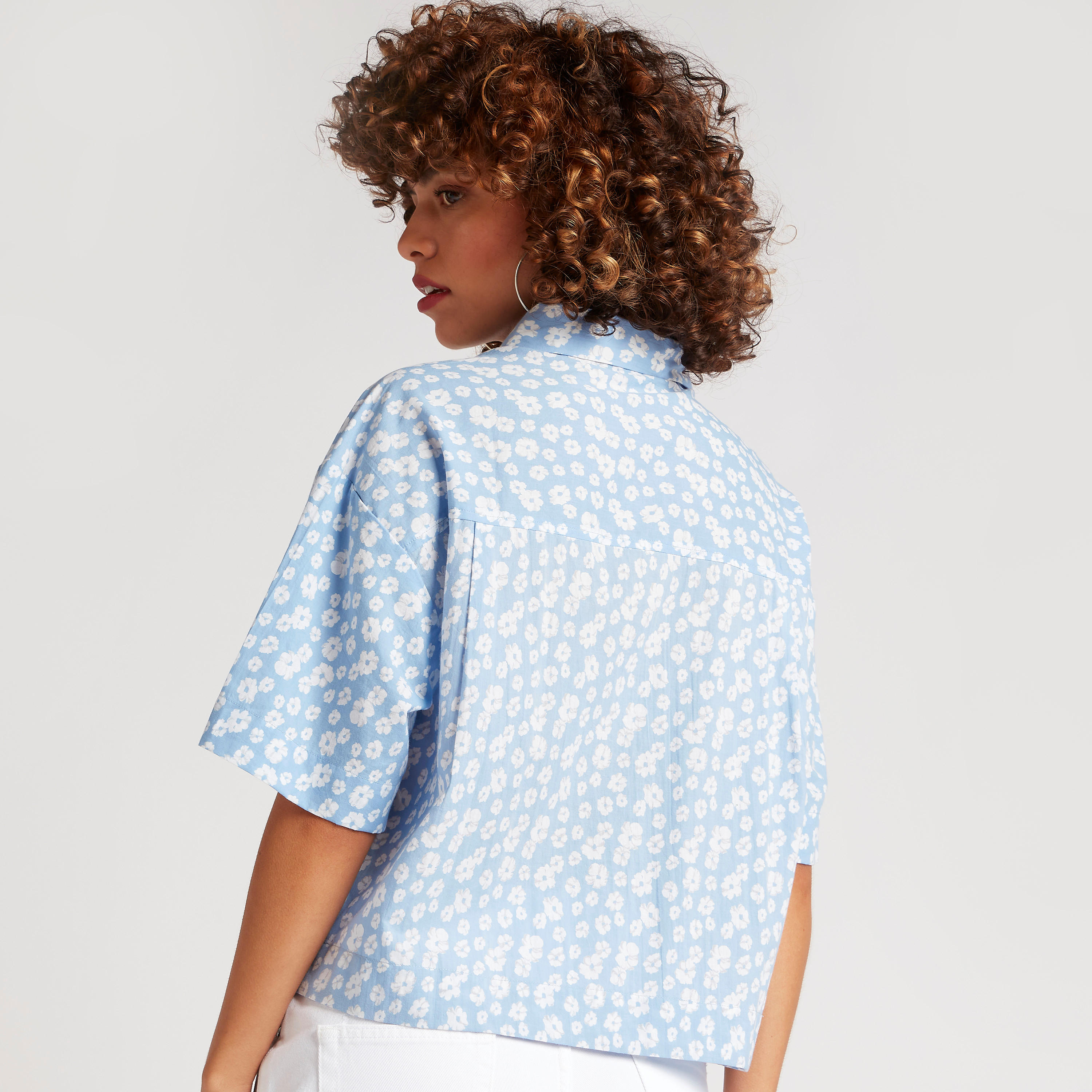 قميص قصير بطبعات أزهار وأكمام قصيرة وجيوب بطيّة-women-clothing-shirtsandblouses-shirts-image-4