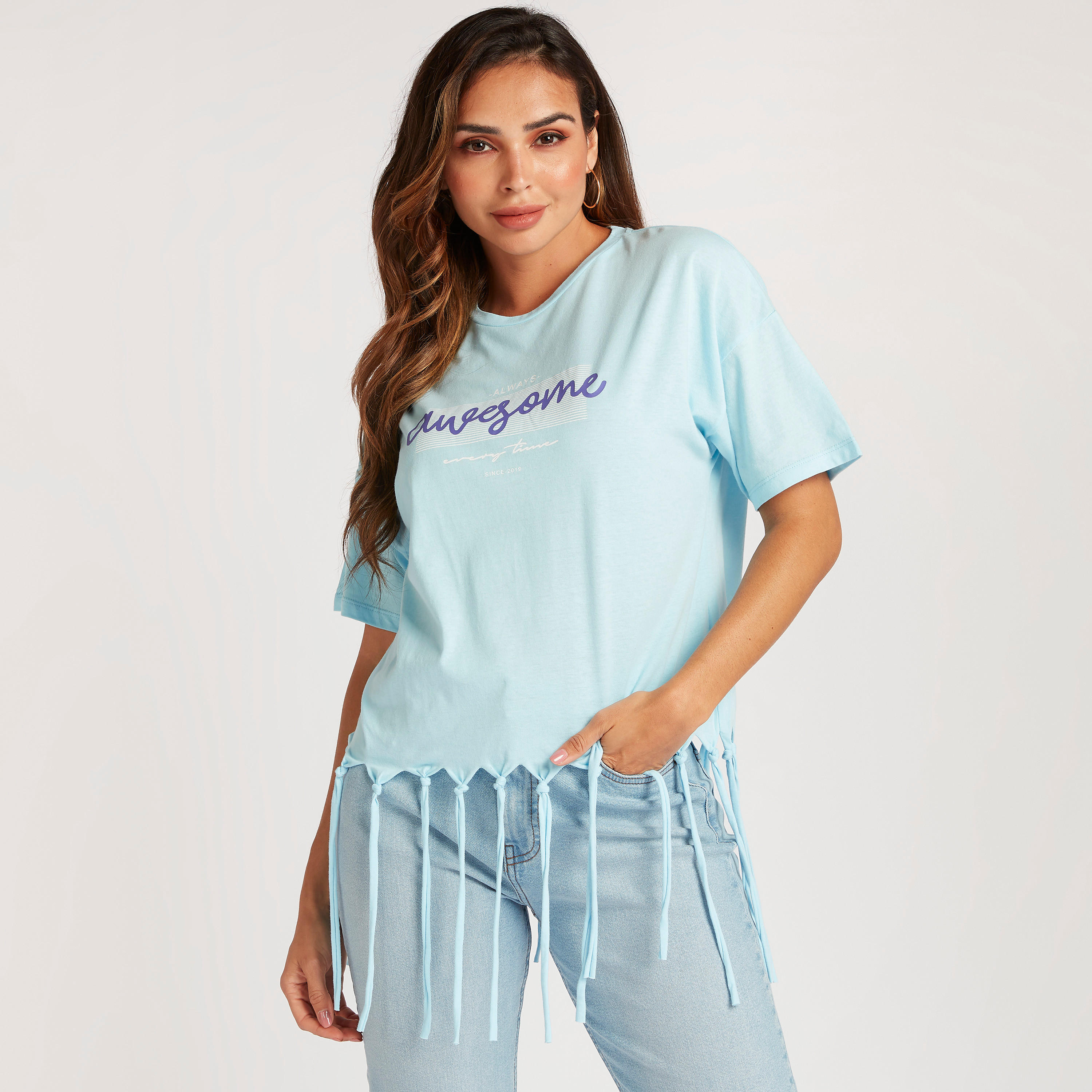 تيشيرت بطبعات وياقة ضيّقة وأكمام قصيرة وشراشيب-women-clothing-tshirts-image-1
